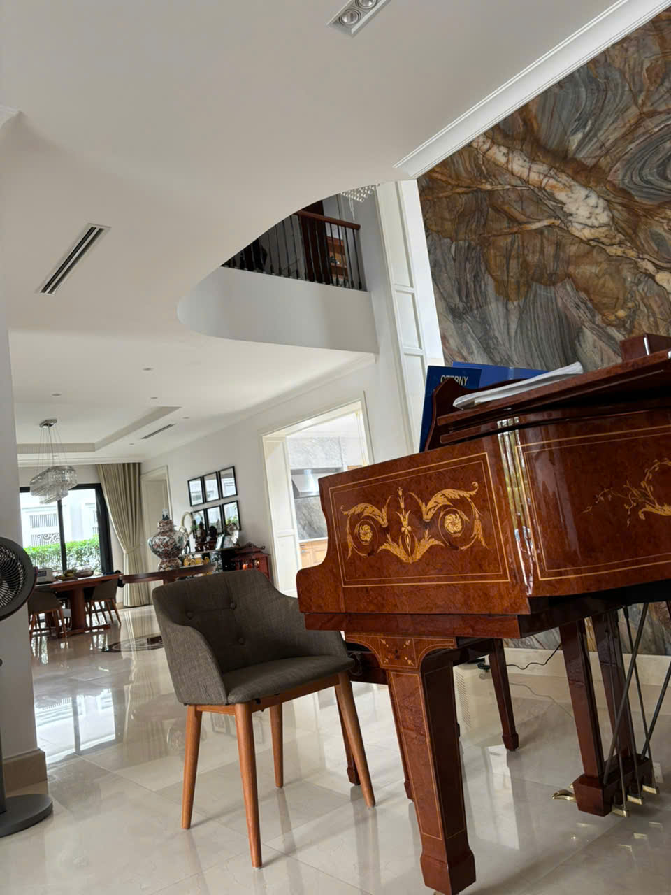 Cần bán biệt thự Chateau, phú mỹ hưng, quận 7. Diện tích đất: 580m, thiết kế 6 phòng ngủ, nội thất cao cấp, chủ nhà đang ở đầu tư rất kỹ, sổ hồng đầy đủ. Gía bán nhanh 300 tỷ ( thương lượng). Liên hê: hotline Ngọc Thư xem nhà - 9922
