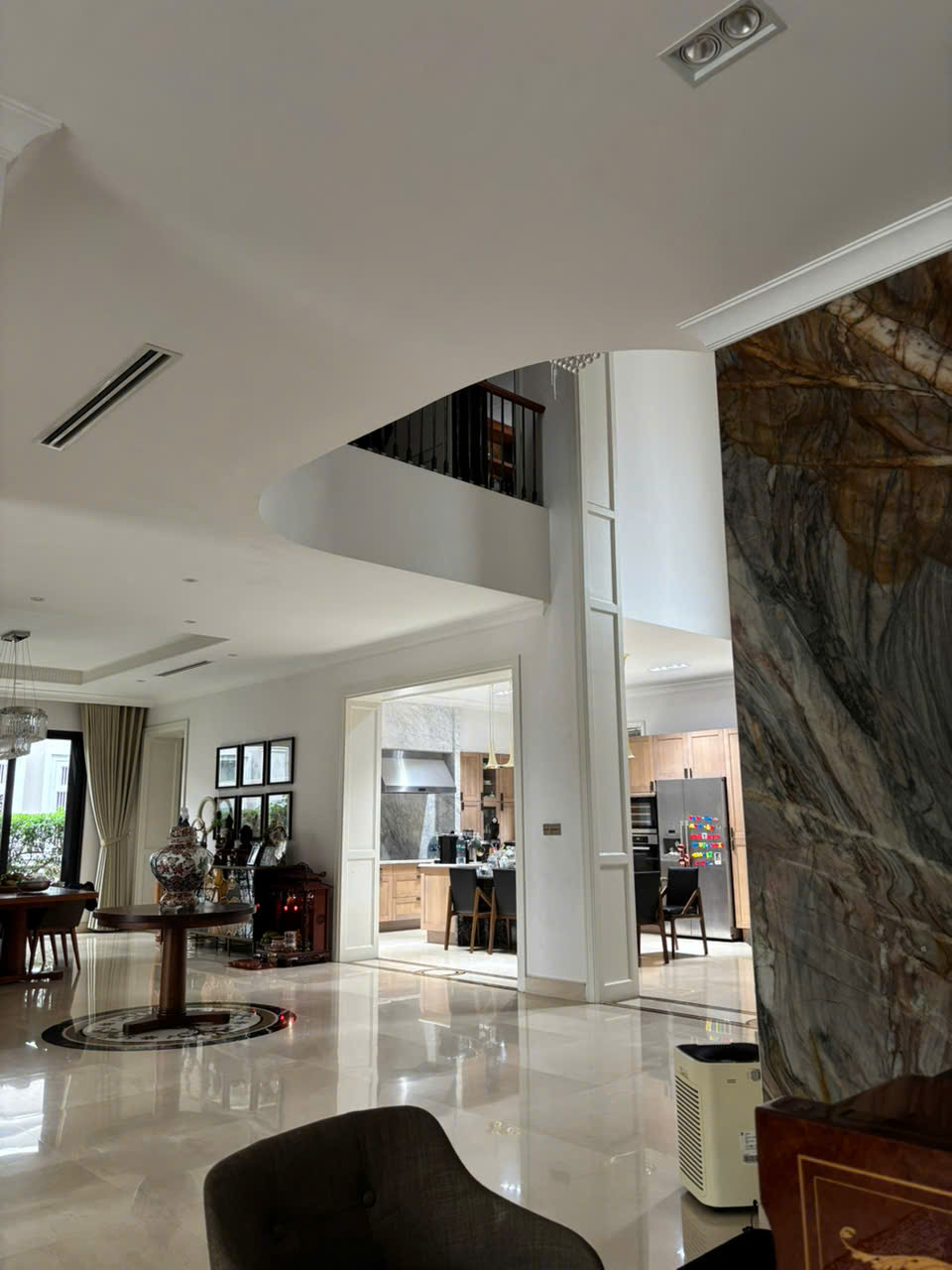 Cần bán biệt thự Chateau, phú mỹ hưng, quận 7. Diện tích đất: 580m, thiết kế 6 phòng ngủ, nội thất cao cấp, chủ nhà đang ở đầu tư rất kỹ, sổ hồng đầy đủ. Gía bán nhanh 300 tỷ ( thương lượng). Liên hê: hotline Ngọc Thư xem nhà - 9921