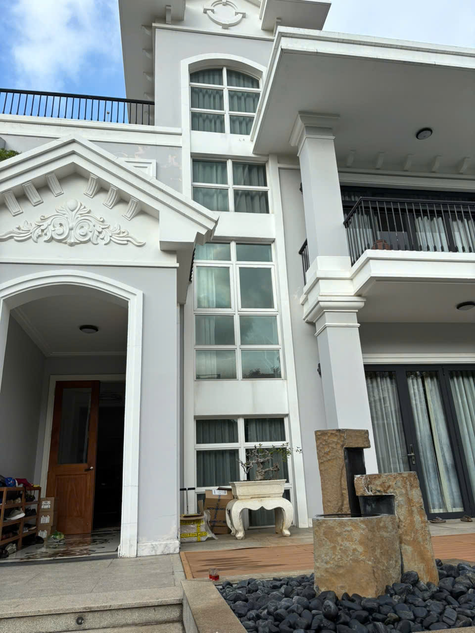 Cần bán biệt thự Chateau, phú mỹ hưng, quận 7. Diện tích đất: 580m, thiết kế 6 phòng ngủ, nội thất cao cấp, chủ nhà đang ở đầu tư rất kỹ, sổ hồng đầy đủ. Gía bán nhanh 300 tỷ ( thương lượng). Liên hê: hotline Ngọc Thư xem nhà