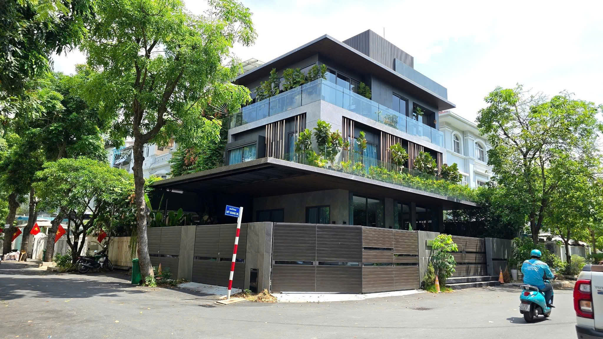 CHO THUÊ CĂN GÓC BIỆT THỰ KHU CẢNH ĐỒI - PHÚ MỸ HƯNG - Diện tích: 11x18m ( CN: 195m²) - Vị trí nhà góc 4 tầng, hướng Đông Nam và Tây Nam, sát Hồ Bán Nguyệt PMH - Thiết kế mới 100% , do kiến trúc sư nổi tiếng thiết kế và thi công. - Giá thuê: 5.000$ / tháng * Liên hệ chi tiết: hotline Thành Luân PMH. - 9924
