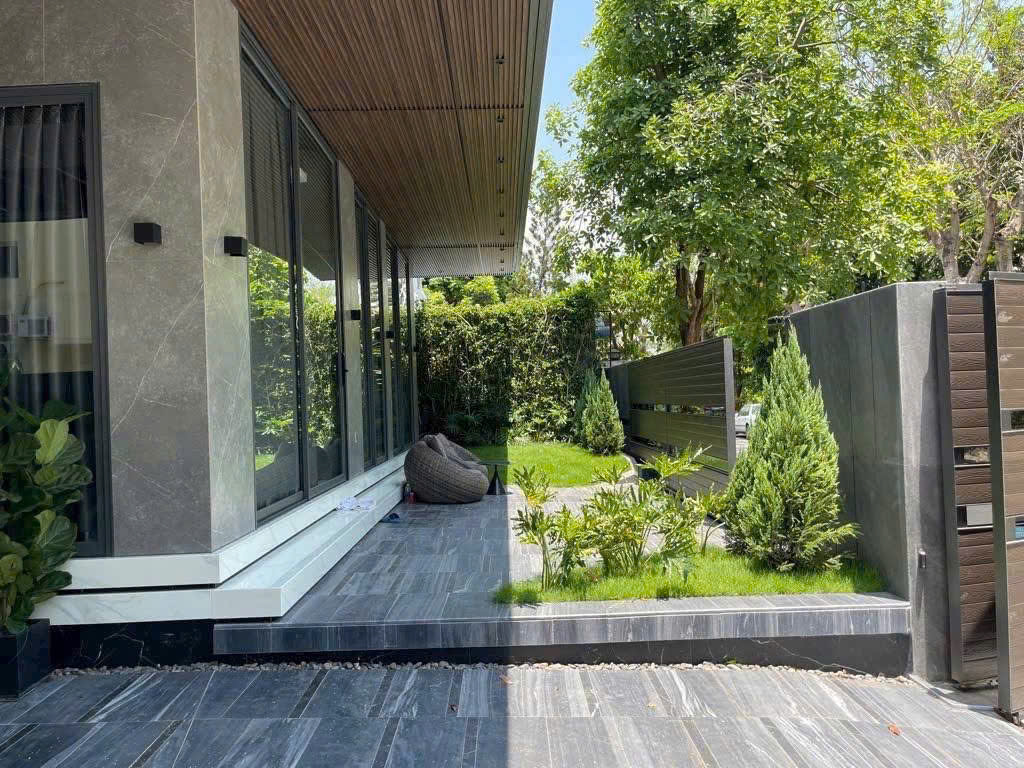 CHO THUÊ CĂN GÓC BIỆT THỰ KHU CẢNH ĐỒI - PHÚ MỸ HƯNG - Diện tích: 11x18m ( CN: 195m²) - Vị trí nhà góc 4 tầng, hướng Đông Nam và Tây Nam, sát Hồ Bán Nguyệt PMH - Thiết kế mới 100% , do kiến trúc sư nổi tiếng thiết kế và thi công. - Giá thuê: 5.000$ / tháng * Liên hệ chi tiết: hotline Thành Luân PMH. - 9926