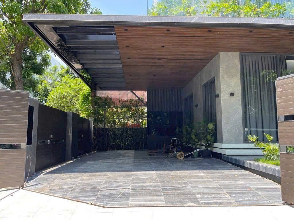 CHO THUÊ CĂN GÓC BIỆT THỰ KHU CẢNH ĐỒI - PHÚ MỸ HƯNG - Diện tích: 11x18m ( CN: 195m²) - Vị trí nhà góc 4 tầng, hướng Đông Nam và Tây Nam, sát Hồ Bán Nguyệt PMH - Thiết kế mới 100% , do kiến trúc sư nổi tiếng thiết kế và thi công. - Giá thuê: 5.000$ / tháng * Liên hệ chi tiết: hotline Thành Luân PMH. - 9925