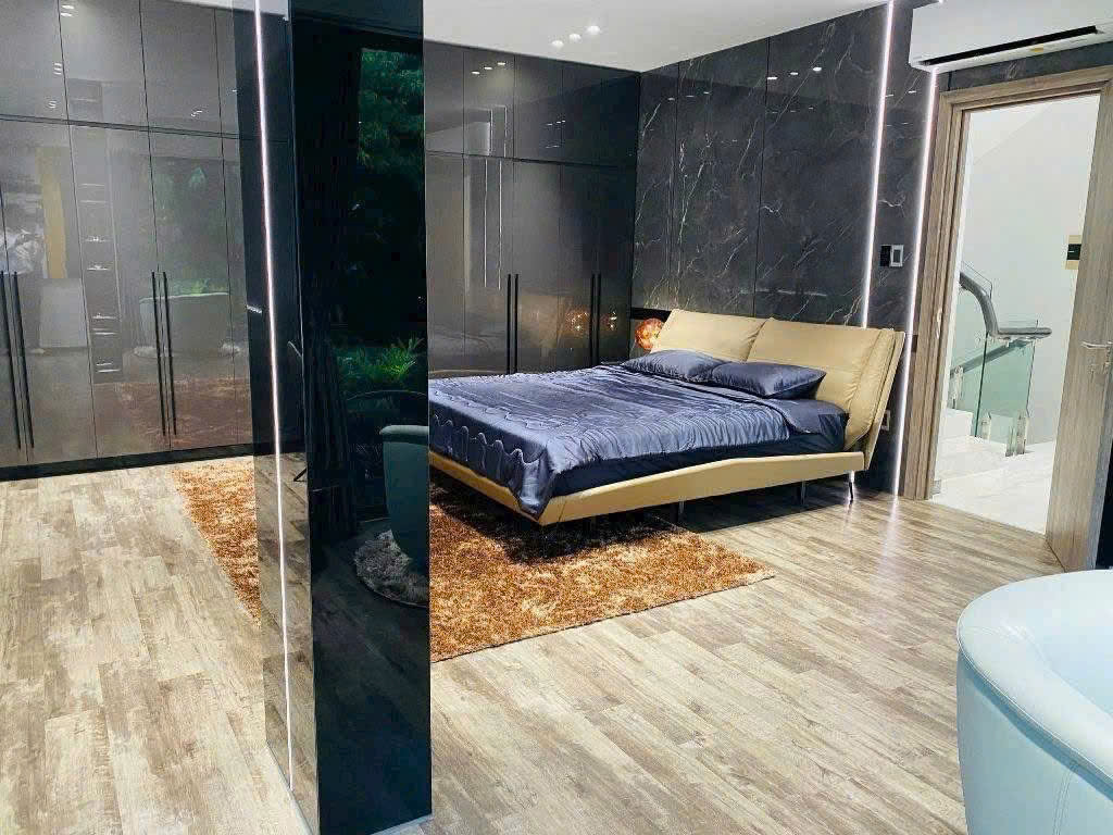 CHO THUÊ CĂN GÓC BIỆT THỰ KHU CẢNH ĐỒI - PHÚ MỸ HƯNG - Diện tích: 11x18m ( CN: 195m²) - Vị trí nhà góc 4 tầng, hướng Đông Nam và Tây Nam, sát Hồ Bán Nguyệt PMH - Thiết kế mới 100% , do kiến trúc sư nổi tiếng thiết kế và thi công. - Giá thuê: 5.000$ / tháng * Liên hệ chi tiết: hotline Thành Luân PMH. - 9927