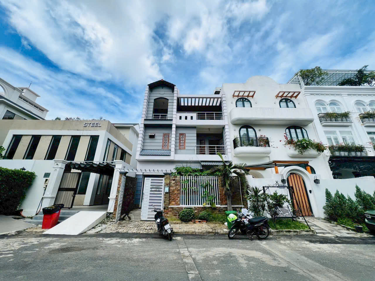 Bán gấp nhà phố Nam Thiên Phú Mỹ Hưng Q7, 144m2 giá chỉ có 46,5 tỷ( rẻ nhất hiện giờ). Chi tiết LH: hotline Thanh Mỹ