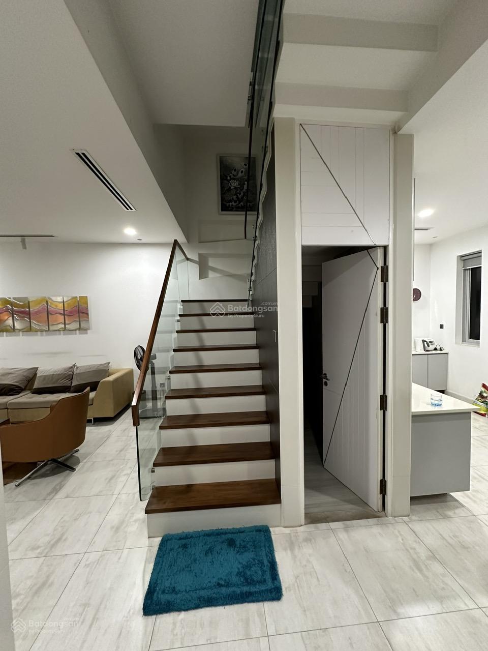 Cho thuê Villa Khu Nam - Phú Mỹ Hưng. Tọa lạc tại khu Nam thuộc khu đô thị Phú Mỹ Hưng - Quận 7. Thiết kế:3 phòng ngủ, 1 phòng làm việc. - Full nội thất cao cấp. - Diện tích: 7x18m. - Giá cho thuê 55tr /tháng. Liên hệ: Em Thành Luân. Công ty BĐS Hợp Tín Land. - 10064