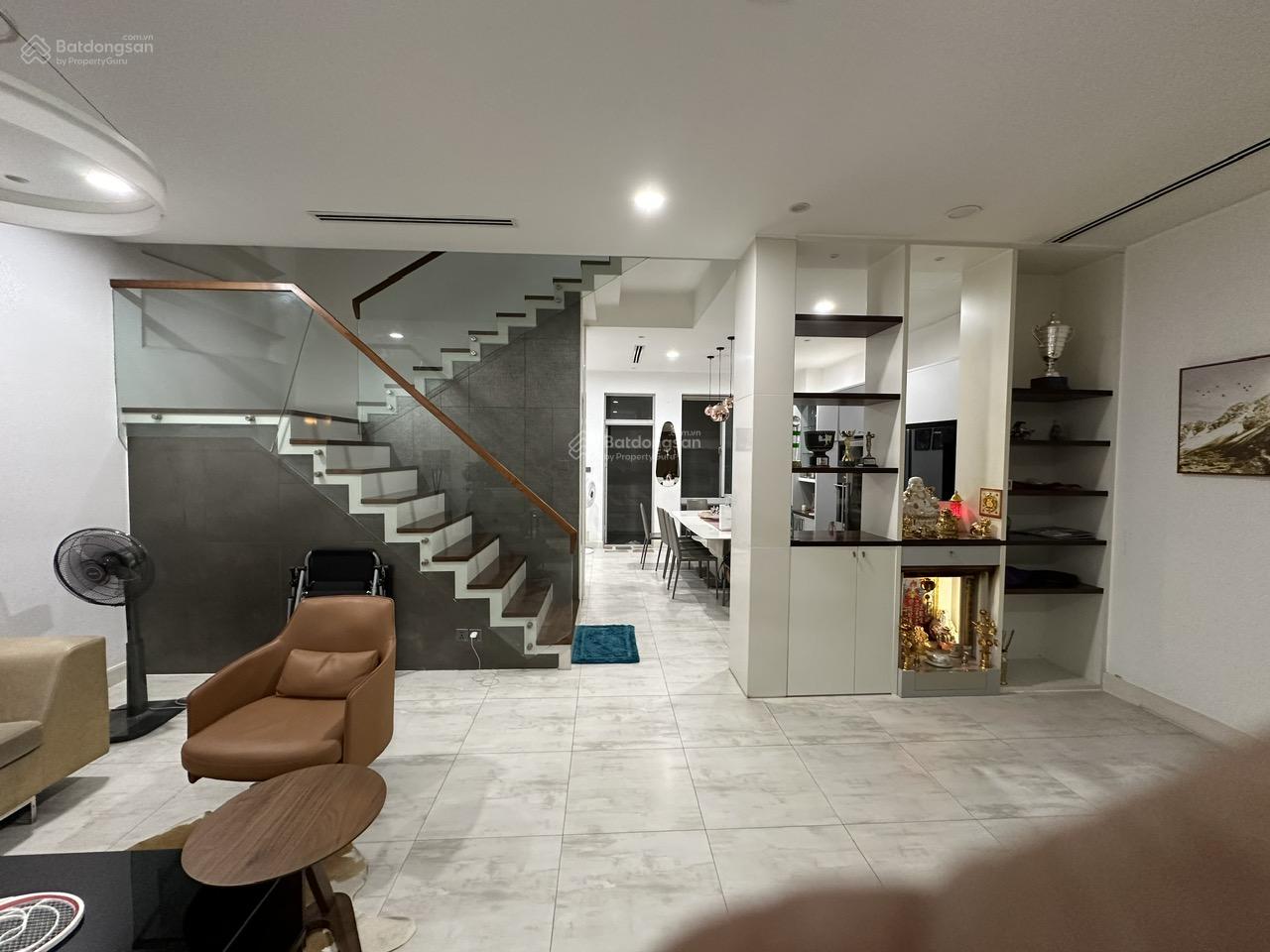 Cho thuê Villa Khu Nam - Phú Mỹ Hưng. Tọa lạc tại khu Nam thuộc khu đô thị Phú Mỹ Hưng - Quận 7. Thiết kế:3 phòng ngủ, 1 phòng làm việc. - Full nội thất cao cấp. - Diện tích: 7x18m. - Giá cho thuê 55tr /tháng. Liên hệ: Em Thành Luân. Công ty BĐS Hợp Tín Land. - 10063