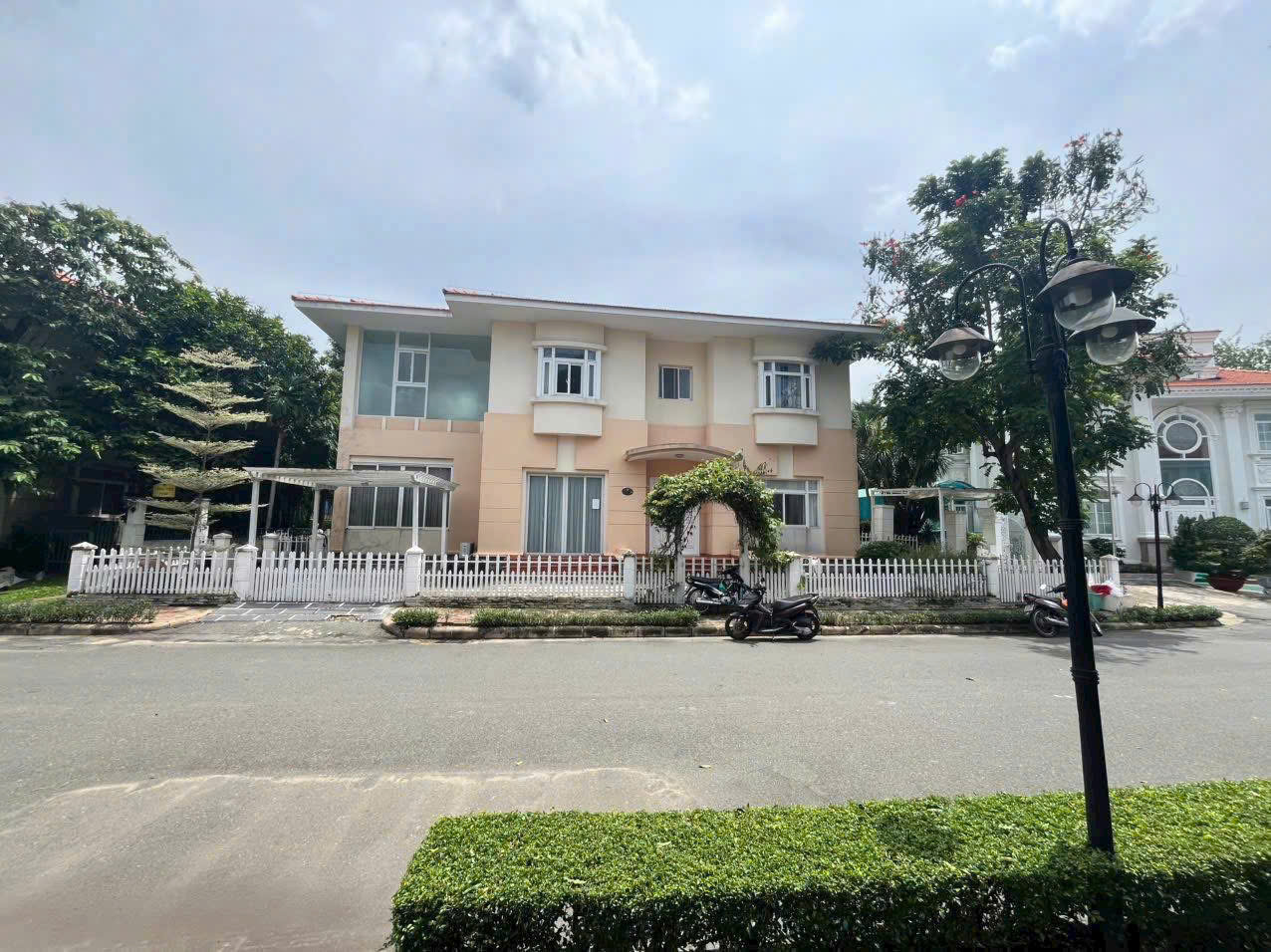 ĐƠN LẬP BIỆT THỰ PHÚ GIA – PHÚ MỸ HƯNG - VIEW CÔNG VIÊN. DT đất: 536m², khu compound an ninh 24/7 . Thiết kế 4PN – nội thất cơ bản – phù hợp xây mới theo ý . Ưu điểm nổi bật: Sau nhà là công viên siêu lớn, tầm nhìn thoáng  – không lo chắn view. Vị trí trung tâm PMH, gần trường quốc tế – TTTM – tiện ích cao cấp. Giá bán: 175 TỶ thương lượng . Xem nhà dễ dàng 24/7. Liên hệ: Em Thành Luân
