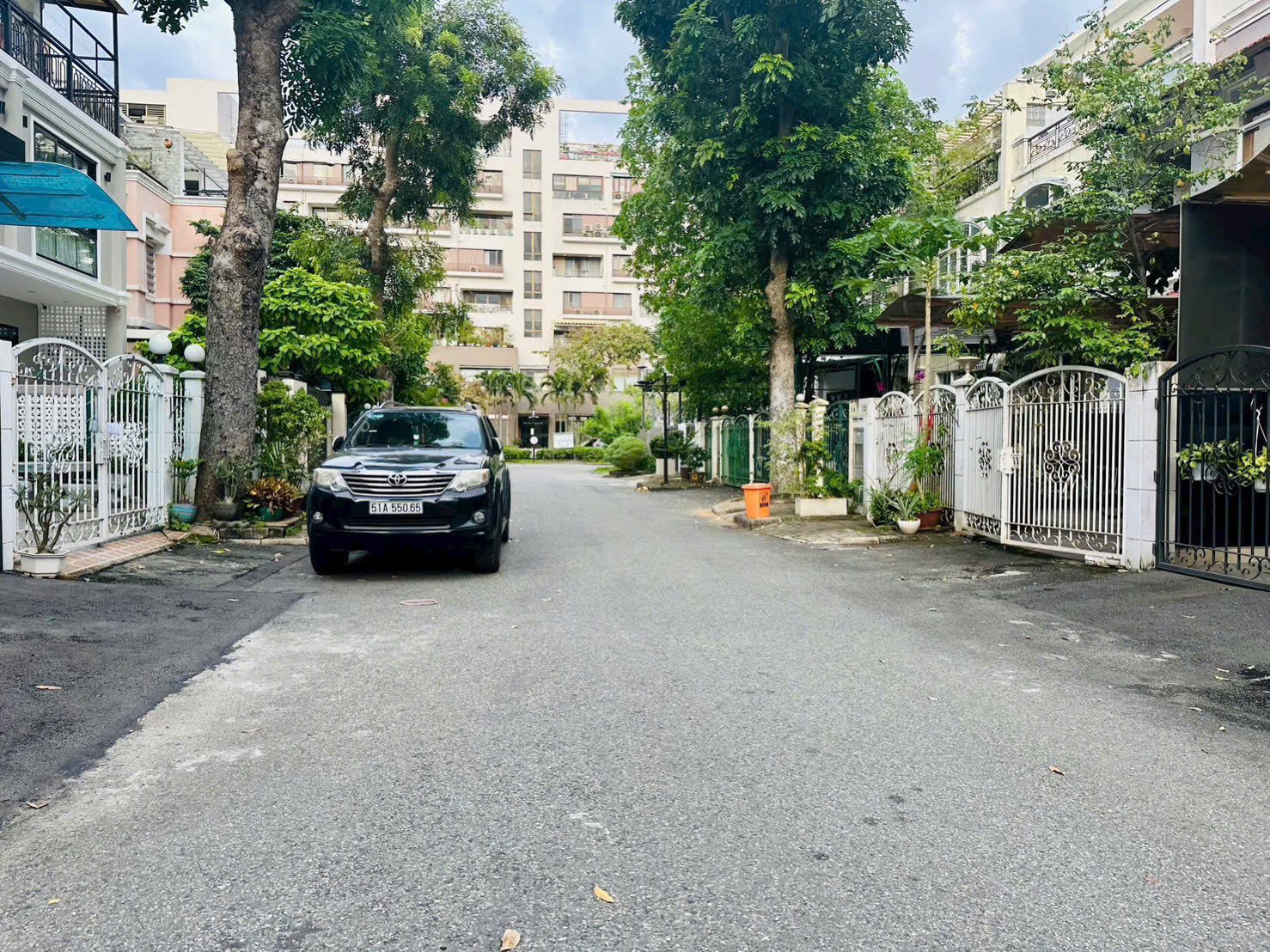 BÁN BIỆT THỰ  MỸ THÁI 3 PMH NGAY KHU CHATEAU – GIÁ BÁN 38 TỶ (7x20m)  ▫️ DT đất: 7 × 20m = 140m² ▫️ Kết cấu: Trệt + 2 Lầu, 4PN. Hướng: Tây Bắc. Giá bán: 38TỶ (≈ 270tr/m²). Vị trí đắc địa: Cách Trường Canada 3 bước chân, cách công viên Nam Viên chỉ 500m. Liên hệ: Em Thành Luân PMH –Hợp Tín Land | BĐS Phú Mỹ Hưng – Quận 7 - 10091