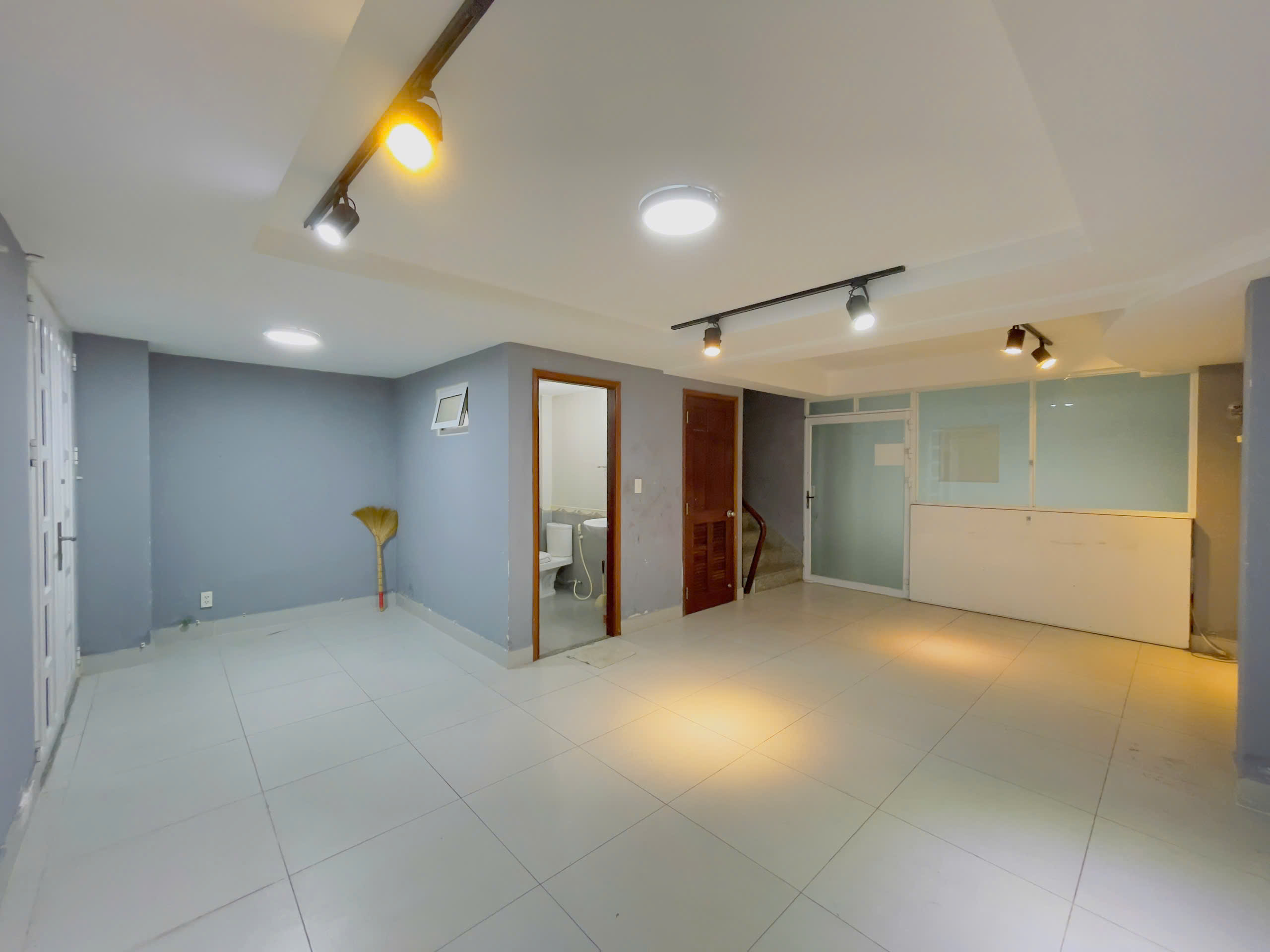 Cho thuê nhà phố khu Hưng Phước 4 liền kề phố người Hàn. Nơi kinh doanh sầm uất, đa dạng nghành nghề. DTSD: 367m2. Xây: Trệt 4 lầu. Nhà có thang máy thuận tiện di chuyển. Liên hệ xem nhà; Em Thành Luân - Hợp Tín Land | BĐS Phú Mỹ Hưng – Quận 7 - 10106