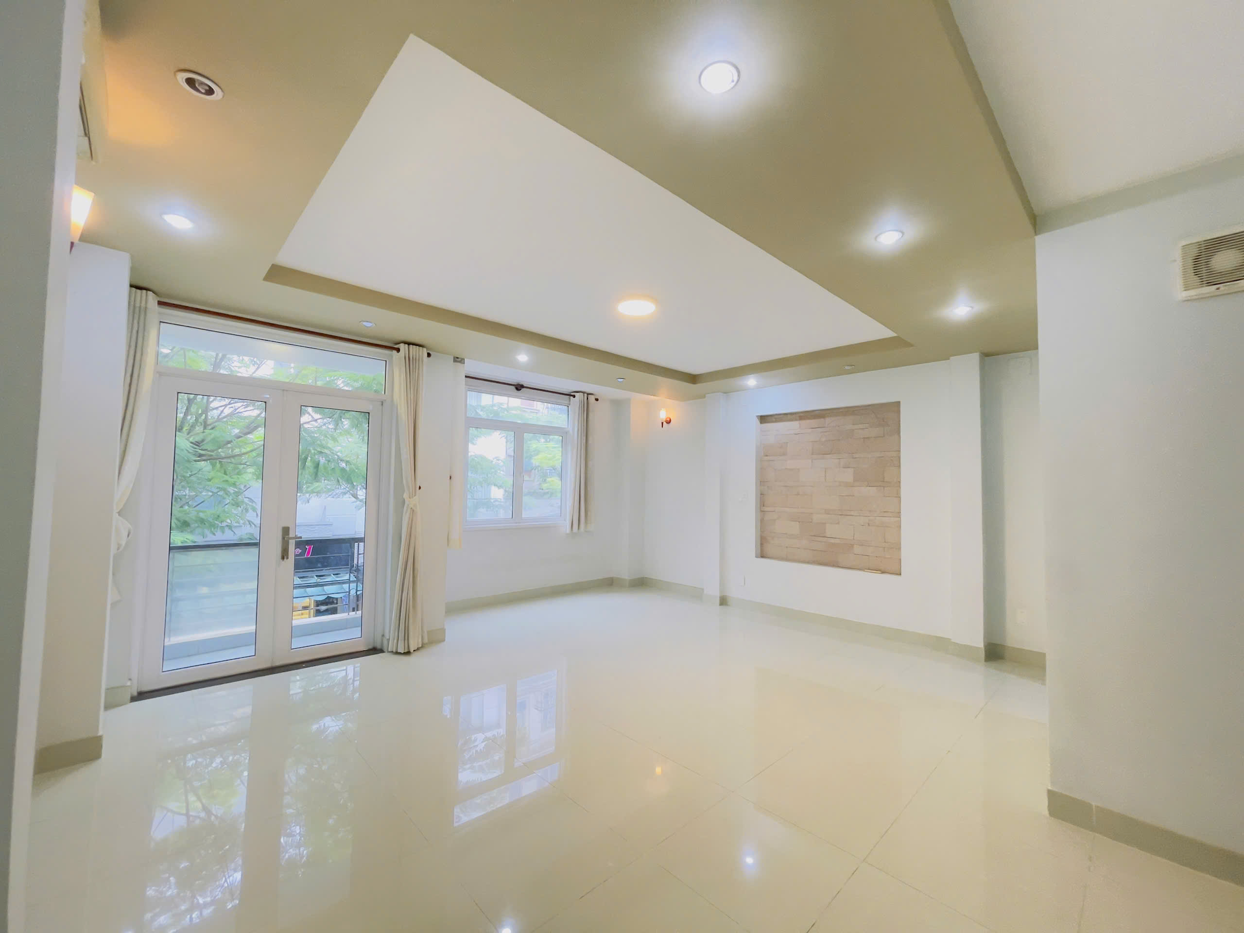 Cho thuê nhà phố khu Hưng Phước 4 liền kề phố người Hàn. Nơi kinh doanh sầm uất, đa dạng nghành nghề. DTSD: 367m2. Xây: Trệt 4 lầu. Nhà có thang máy thuận tiện di chuyển. Liên hệ xem nhà; Em Thành Luân - Hợp Tín Land | BĐS Phú Mỹ Hưng – Quận 7 - 10104
