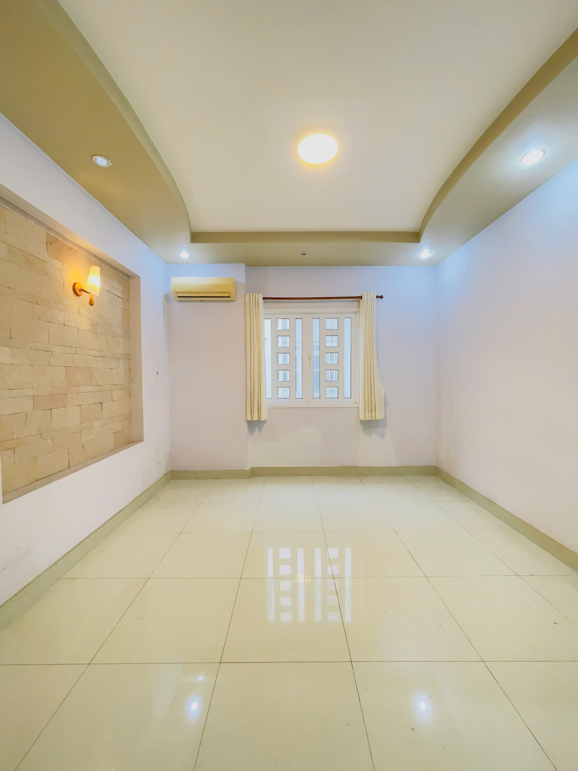 Cho thuê nhà phố khu Hưng Phước 4 liền kề phố người Hàn. Nơi kinh doanh sầm uất, đa dạng nghành nghề. DTSD: 367m2. Xây: Trệt 4 lầu. Nhà có thang máy thuận tiện di chuyển. Liên hệ xem nhà; Em Thành Luân - Hợp Tín Land | BĐS Phú Mỹ Hưng – Quận 7 - 10105