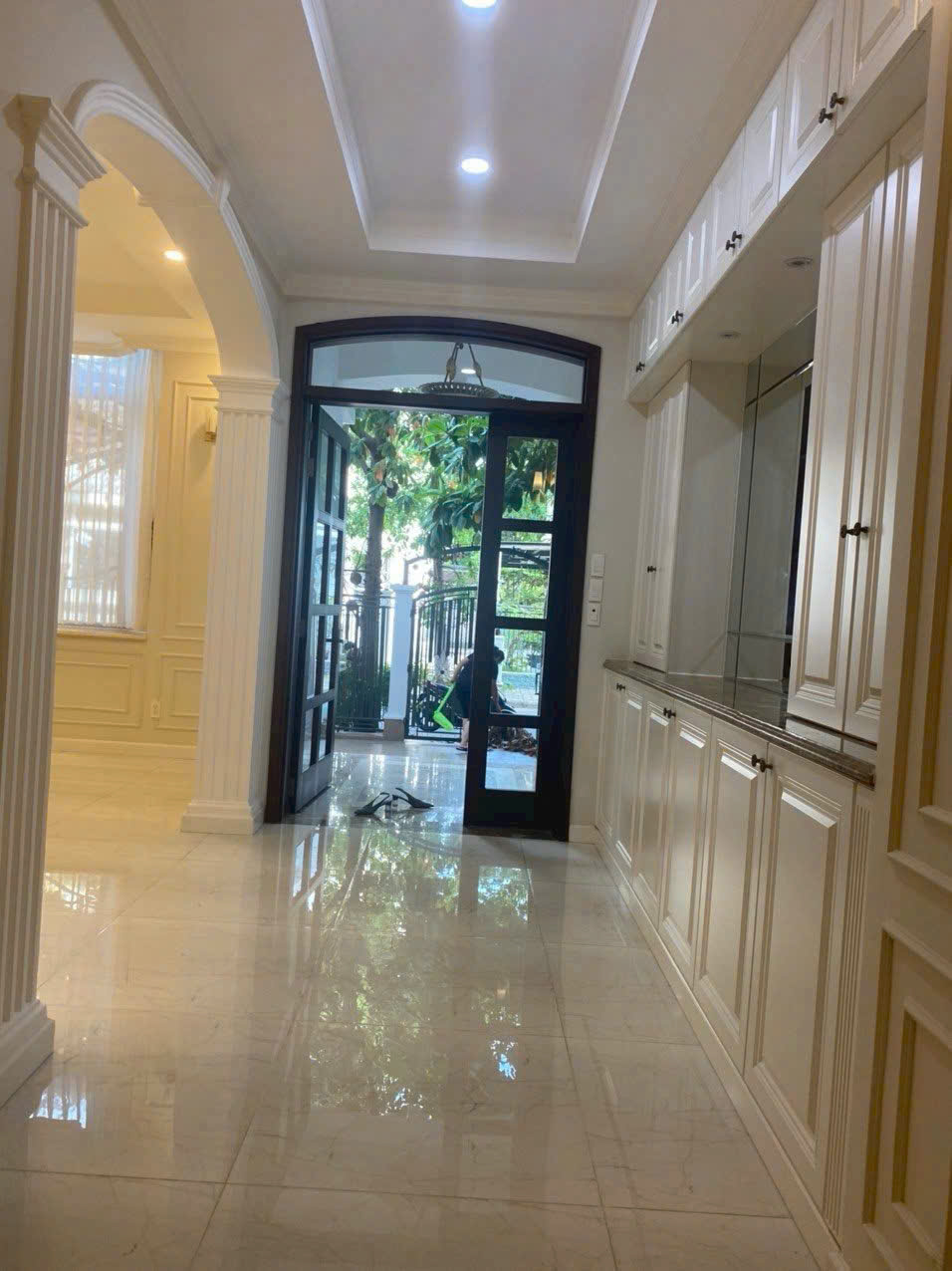 Bán biệt thự liền kề khu Nam Viên - Khu Nam - Phú Mỹ Hưng - Q7. Diện tích: 7 x 18m Kết cấu: Trệt, 2 lầu, gồm 4PN, 5WC Hướng: Đông Nam Sổ hồng riêng chính chủ, công chứng sang tên nhanh. Giá bán: 45 tỷ. Liên hệ: Thành Luân PMH - Hợp Tín Land | BĐS Phú Mỹ Hưng – Quận - 10121