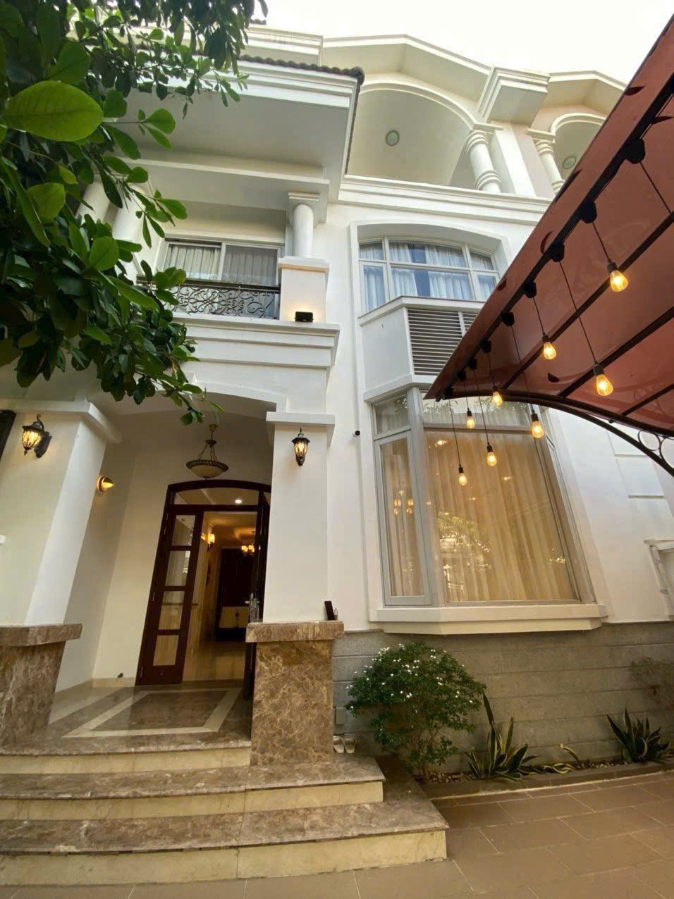 Bán biệt thự liền kề khu Nam Viên - Khu Nam - Phú Mỹ Hưng - Q7. Diện tích: 7 x 18m Kết cấu: Trệt, 2 lầu, gồm 4PN, 5WC Hướng: Đông Nam Sổ hồng riêng chính chủ, công chứng sang tên nhanh. Giá bán: 45 tỷ. Liên hệ: Thành Luân PMH - Hợp Tín Land | BĐS Phú Mỹ Hưng – Quận