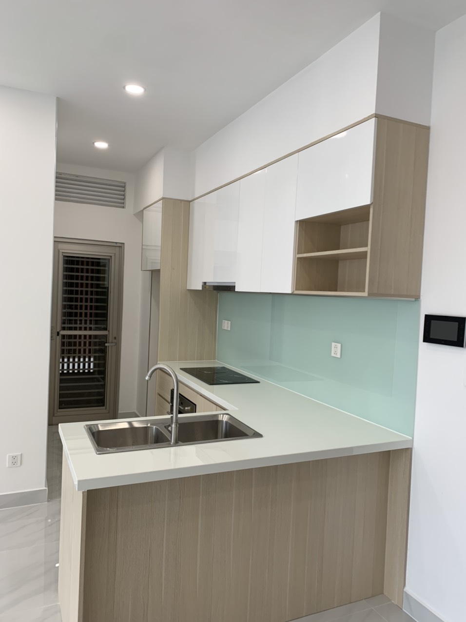 Cần bán căn hộ Midtown, phú mỹ hưng. Diện tích: 91m, 2 phòng ngủ, 2wc. Nội thất cơ bản, view biệt thự, sổ hồng. Gía bán nhanh: 9.5 tỷ. Liên hệ xem nhà: hotline Ngọc Thư - 10147