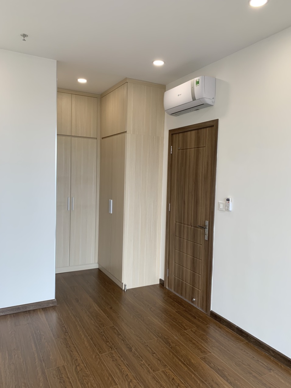 Cần bán căn hộ Midtown, phú mỹ hưng. Diện tích: 91m, 2 phòng ngủ, 2wc. Nội thất cơ bản, view biệt thự, sổ hồng. Gía bán nhanh: 9.5 tỷ. Liên hệ xem nhà: hotline Ngọc Thư - 10150