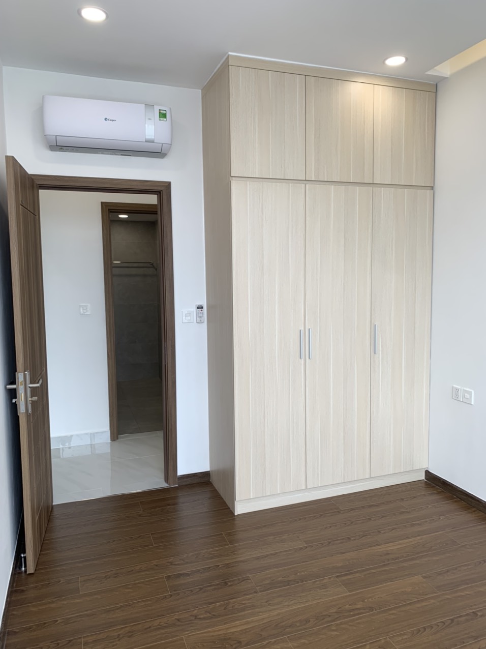 Cần bán căn hộ Midtown, phú mỹ hưng. Diện tích: 91m, 2 phòng ngủ, 2wc. Nội thất cơ bản, view biệt thự, sổ hồng. Gía bán nhanh: 9.5 tỷ. Liên hệ xem nhà: hotline Ngọc Thư - 10149