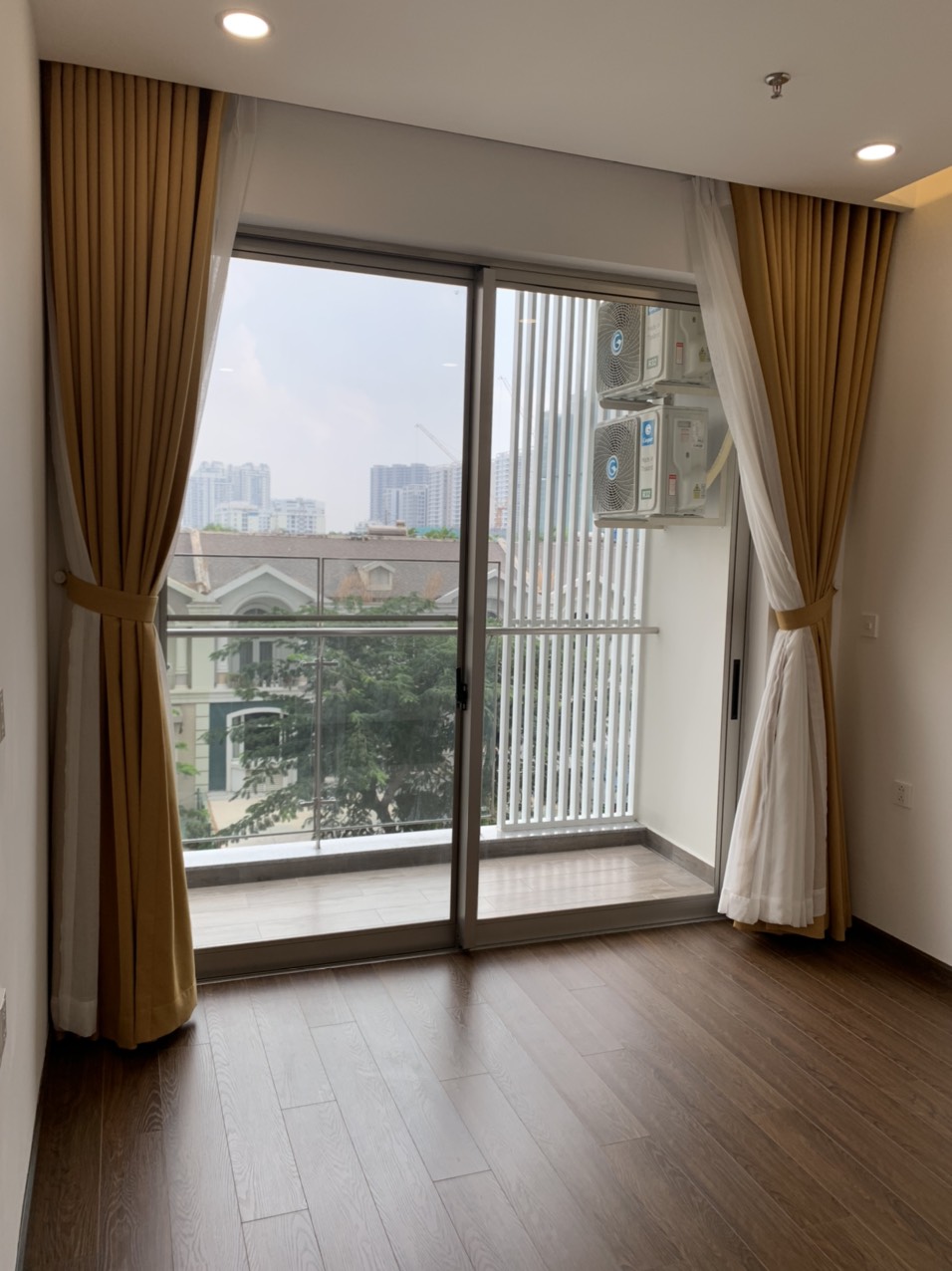 Cần bán căn hộ Midtown, phú mỹ hưng. Diện tích: 91m, 2 phòng ngủ, 2wc. Nội thất cơ bản, view biệt thự, sổ hồng. Gía bán nhanh: 9.5 tỷ. Liên hệ xem nhà: hotline Ngọc Thư - 10148