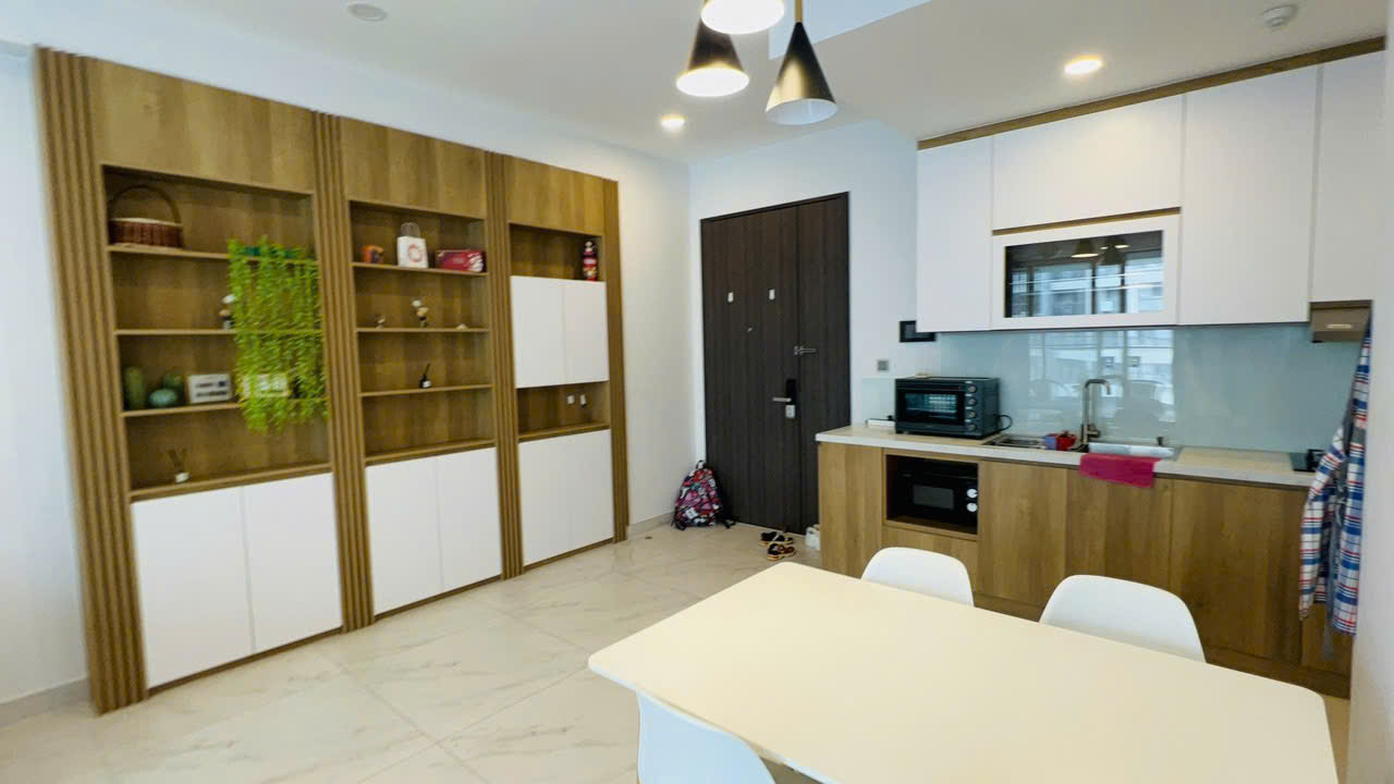 Bán căn hộ Midtown, PMH. Diện tích: 81m, 2 phòng ngủ, lầu cao, sổ hồng, có ô xe hầm, nhà đang cho thuê dài hạn. Gía chí 10.3 tỷ( tl) Qúy khách xem nhà liên hệ: hotline Ngọc Thư - 10180