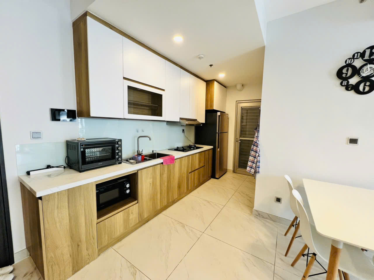 Bán căn hộ Midtown, PMH. Diện tích: 81m, 2 phòng ngủ, lầu cao, sổ hồng, có ô xe hầm, nhà đang cho thuê dài hạn. Gía chí 10.3 tỷ( tl) Qúy khách xem nhà liên hệ: hotline Ngọc Thư - 10179