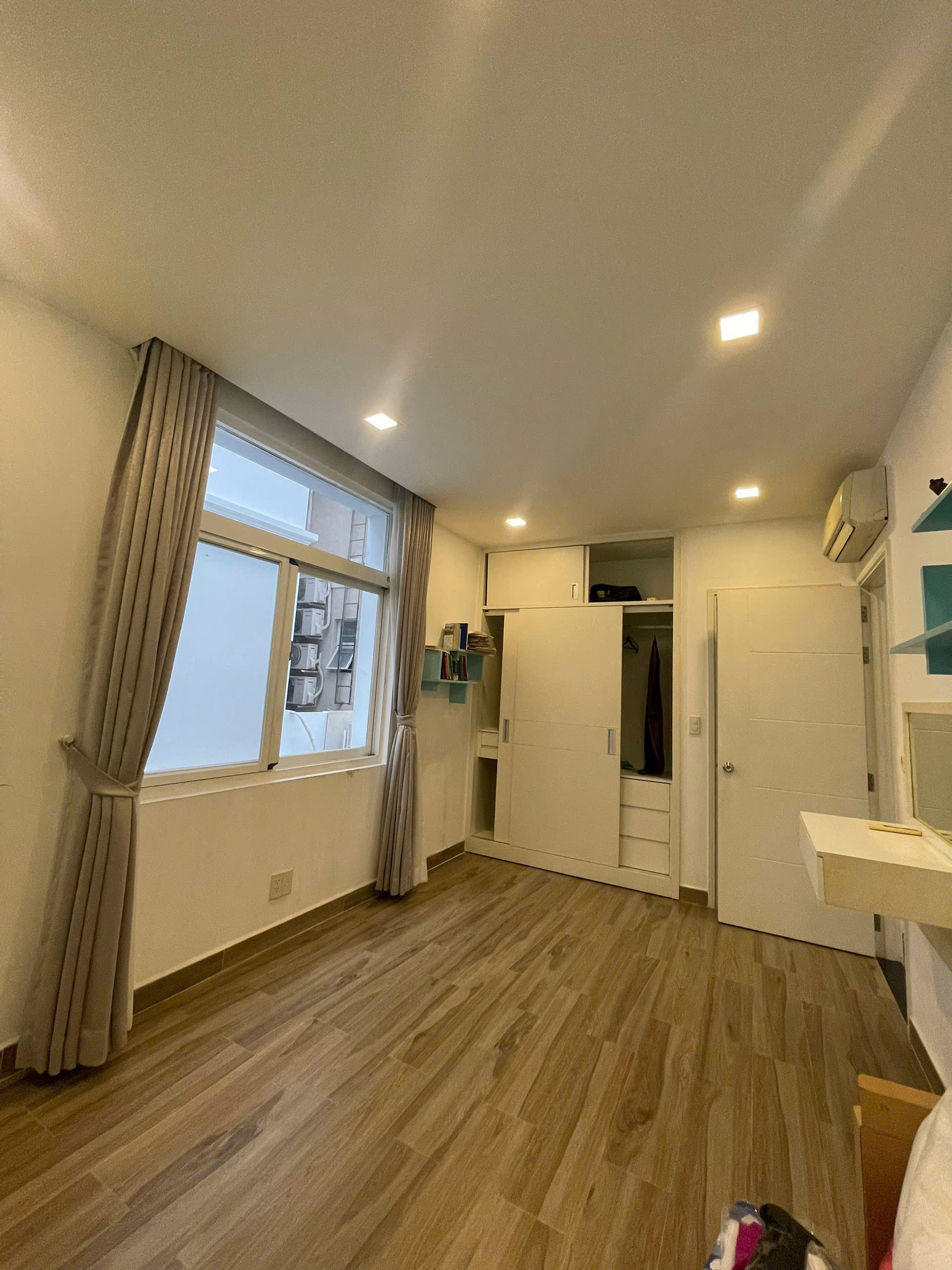 Cần bán nhà liên kế vườn Mỹ Phú, phú mỹ hưng. Diện tích: 7x17.5m, trệt, 2 lầu, 4 phòng ngủ, 5wc. Nội thất đầy đủ, sổ hồng. Gía chỉ: 40 tỷ. Liên hệ: hotline Ngọc Thư - 10203