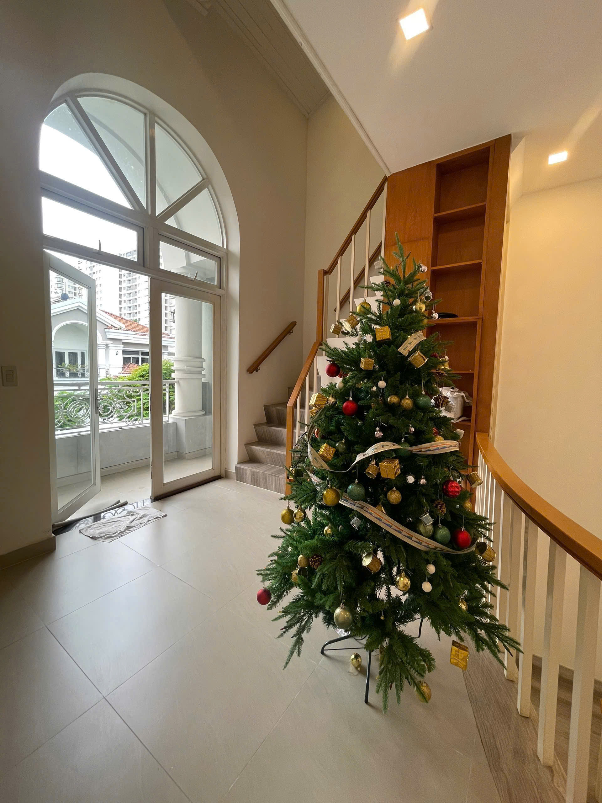 Cần bán nhà liên kế vườn Mỹ Phú, phú mỹ hưng. Diện tích: 7x17.5m, trệt, 2 lầu, 4 phòng ngủ, 5wc. Nội thất đầy đủ, sổ hồng. Gía chỉ: 40 tỷ. Liên hệ: hotline Ngọc Thư - 10205