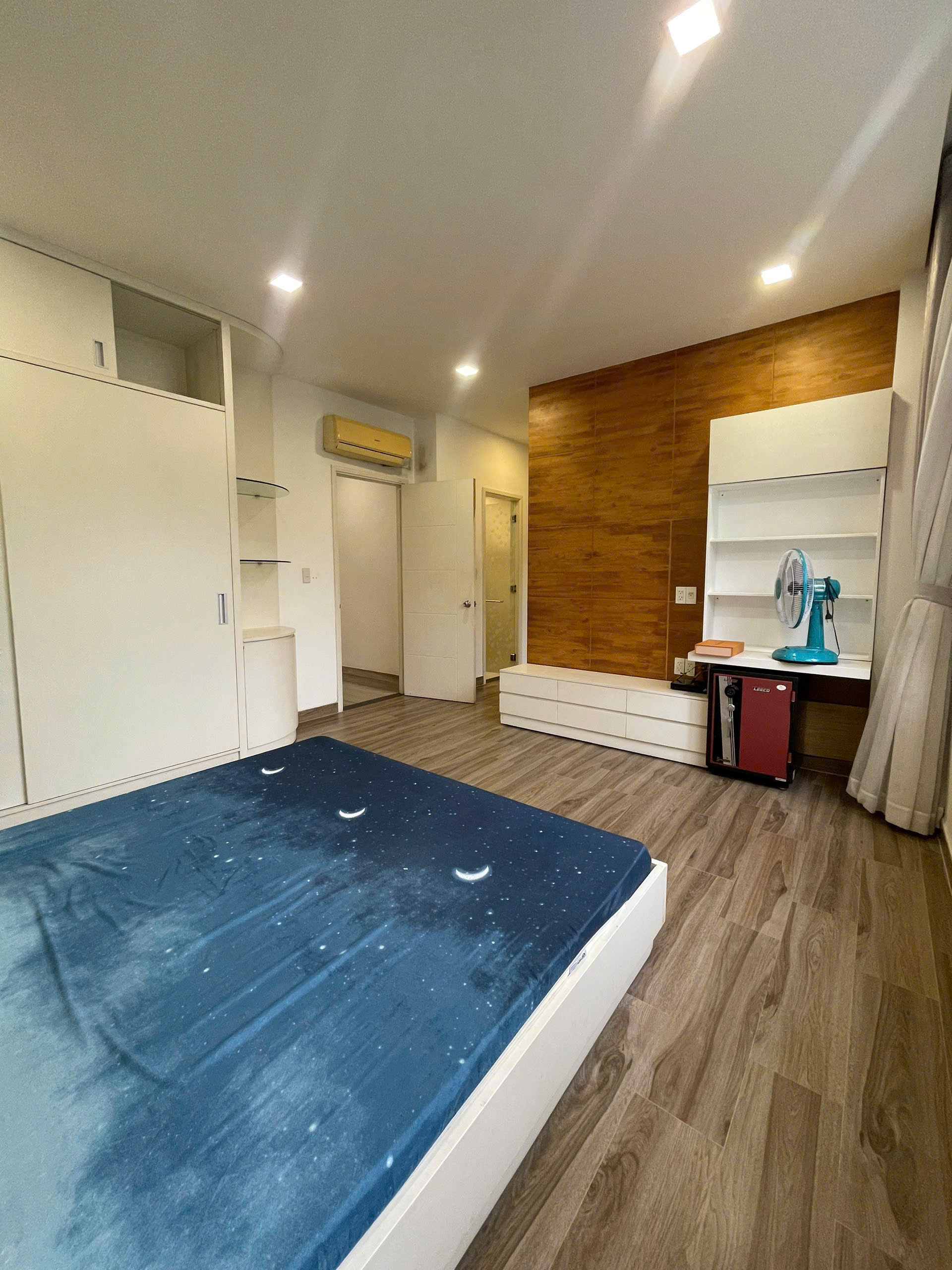 Cần bán nhà liên kế vườn Mỹ Phú, phú mỹ hưng. Diện tích: 7x17.5m, trệt, 2 lầu, 4 phòng ngủ, 5wc. Nội thất đầy đủ, sổ hồng. Gía chỉ: 40 tỷ. Liên hệ: hotline Ngọc Thư - 10206