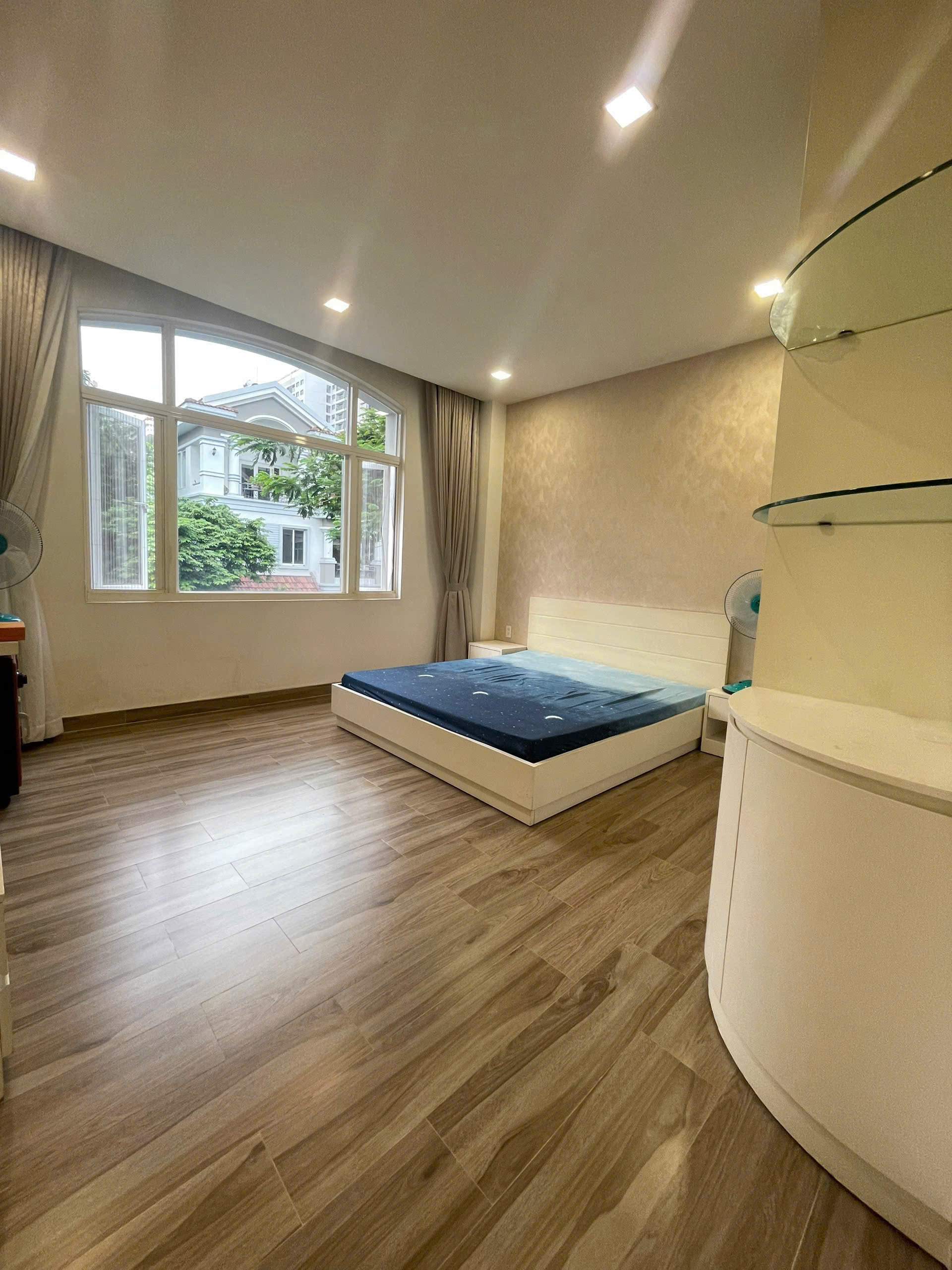 Cần bán nhà liên kế vườn Mỹ Phú, phú mỹ hưng. Diện tích: 7x17.5m, trệt, 2 lầu, 4 phòng ngủ, 5wc. Nội thất đầy đủ, sổ hồng. Gía chỉ: 40 tỷ. Liên hệ: hotline Ngọc Thư - 10201
