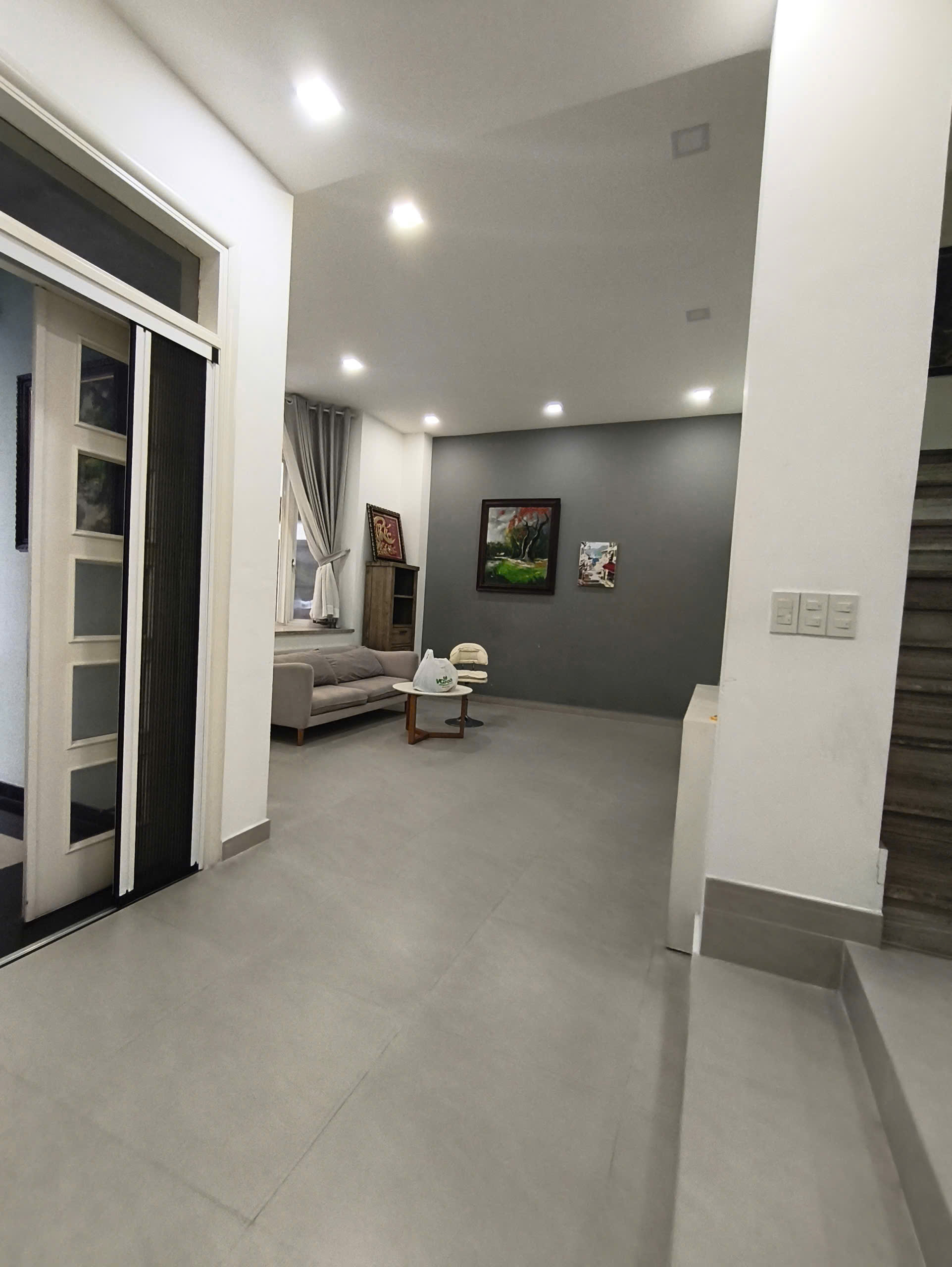 Cần bán nhà liên kế vườn Mỹ Phú, phú mỹ hưng. Diện tích: 7x17.5m, trệt, 2 lầu, 4 phòng ngủ, 5wc. Nội thất đầy đủ, sổ hồng. Gía chỉ: 40 tỷ. Liên hệ: hotline Ngọc Thư - 10200