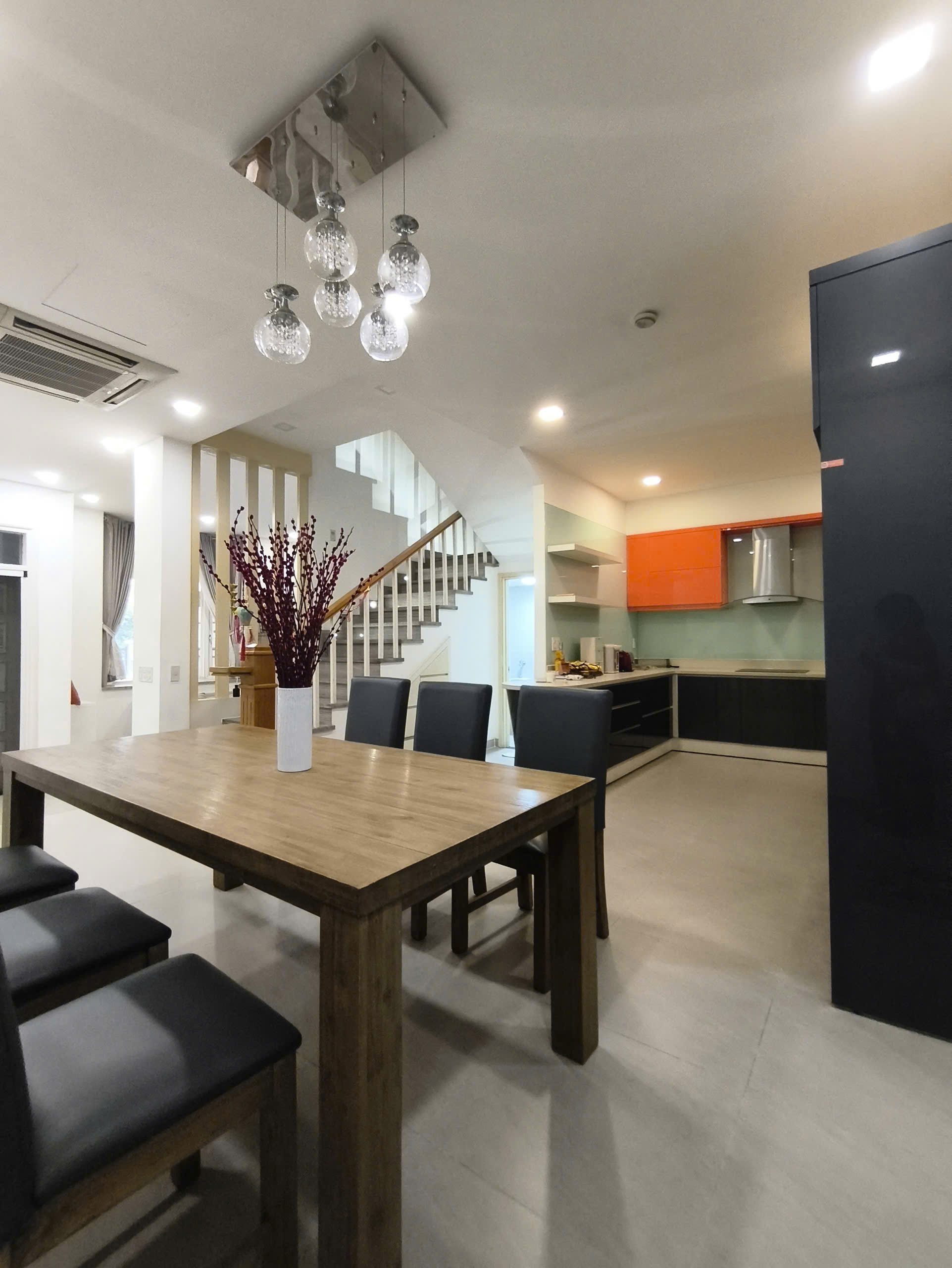 Cần bán nhà liên kế vườn Mỹ Phú, phú mỹ hưng. Diện tích: 7x17.5m, trệt, 2 lầu, 4 phòng ngủ, 5wc. Nội thất đầy đủ, sổ hồng. Gía chỉ: 40 tỷ. Liên hệ: hotline Ngọc Thư - 10204