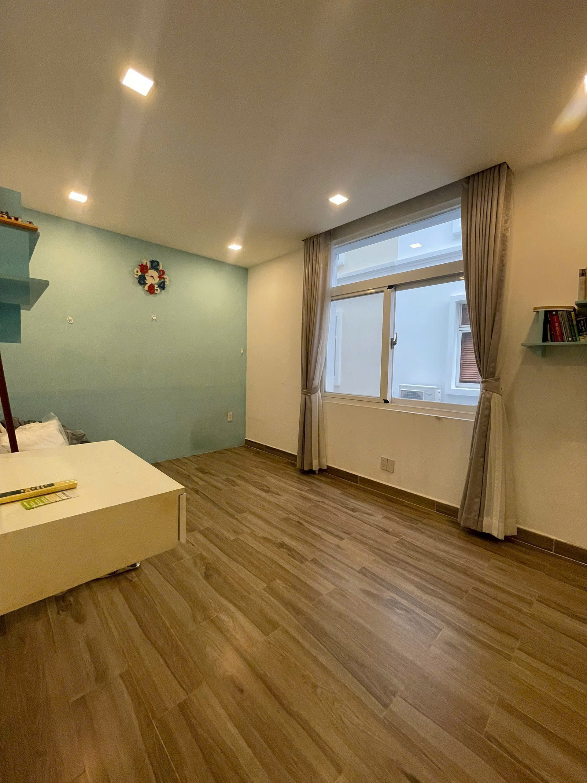 Cần bán nhà liên kế vườn Mỹ Phú, phú mỹ hưng. Diện tích: 7x17.5m, trệt, 2 lầu, 4 phòng ngủ, 5wc. Nội thất đầy đủ, sổ hồng. Gía chỉ: 40 tỷ. Liên hệ: hotline Ngọc Thư - 10202