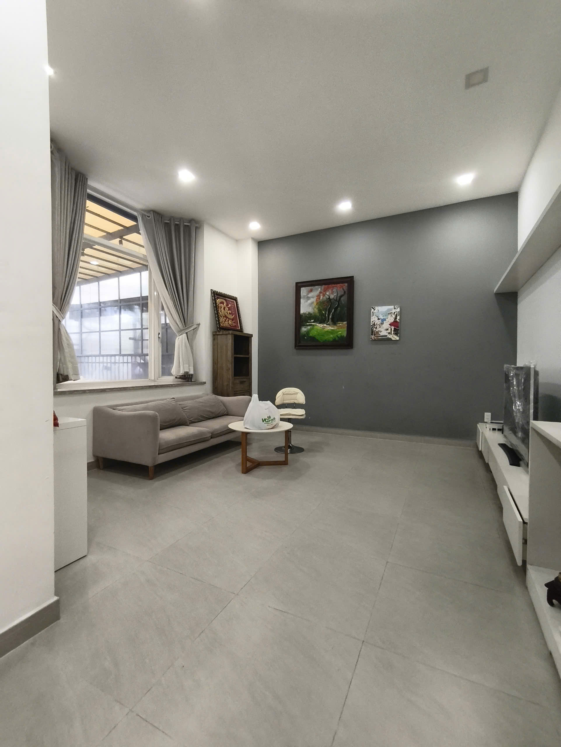 Cần bán nhà liên kế vườn Mỹ Phú, phú mỹ hưng. Diện tích: 7x17.5m, trệt, 2 lầu, 4 phòng ngủ, 5wc. Nội thất đầy đủ, sổ hồng. Gía chỉ: 40 tỷ. Liên hệ: hotline Ngọc Thư