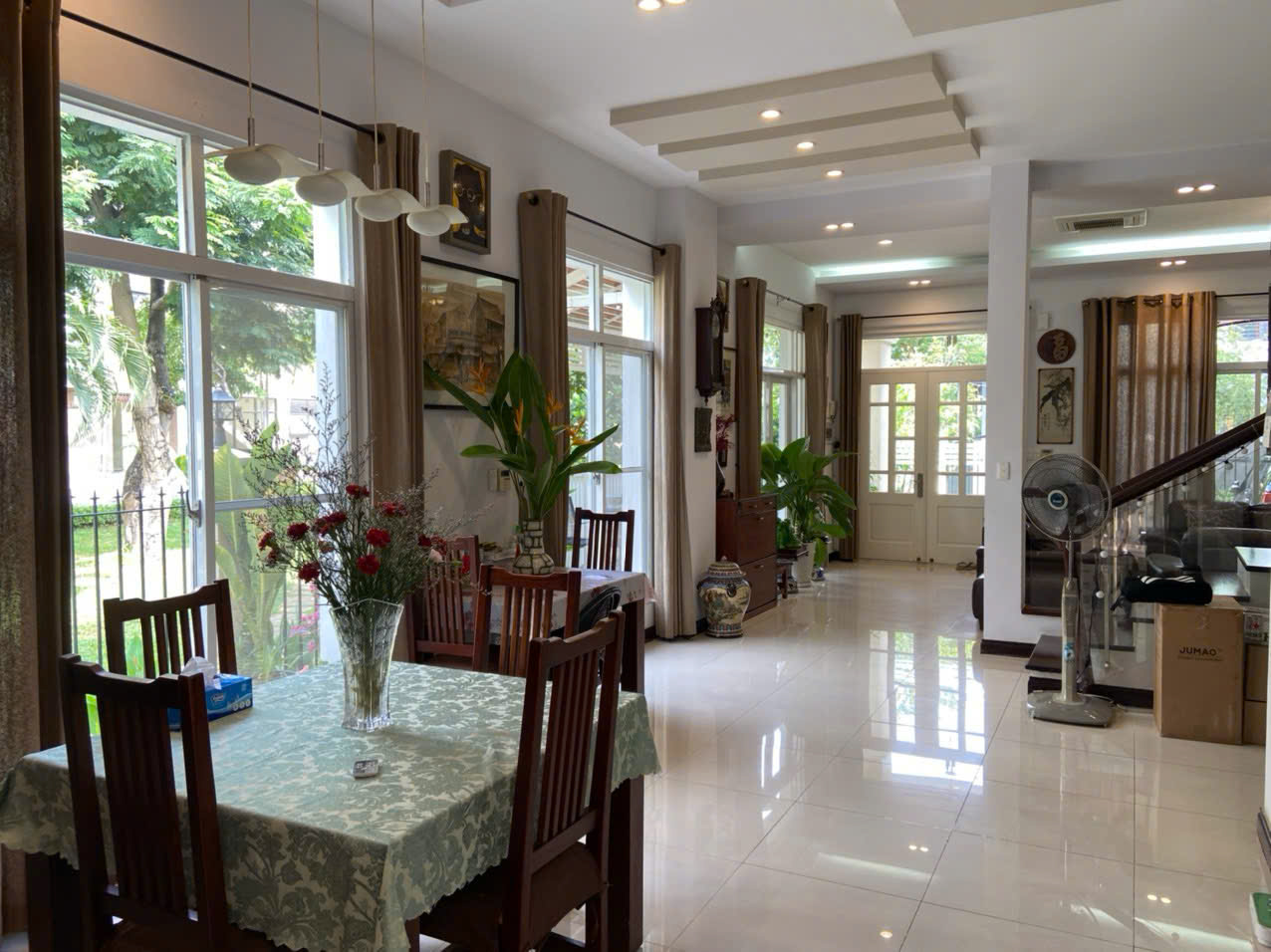 Bán căn góc biệt thự Mỹ Thái 3, phú mỹ hưng. Diện tích: 9x20m, 3 phòng ngủ, 4wc, phòng thờ, kho, sân thượng. Đang cho thuê dài hạn, sổ hồng. Gía bán nhanh: 55 tỷ. Liên hê: hotline Ngọc Thư - 10242