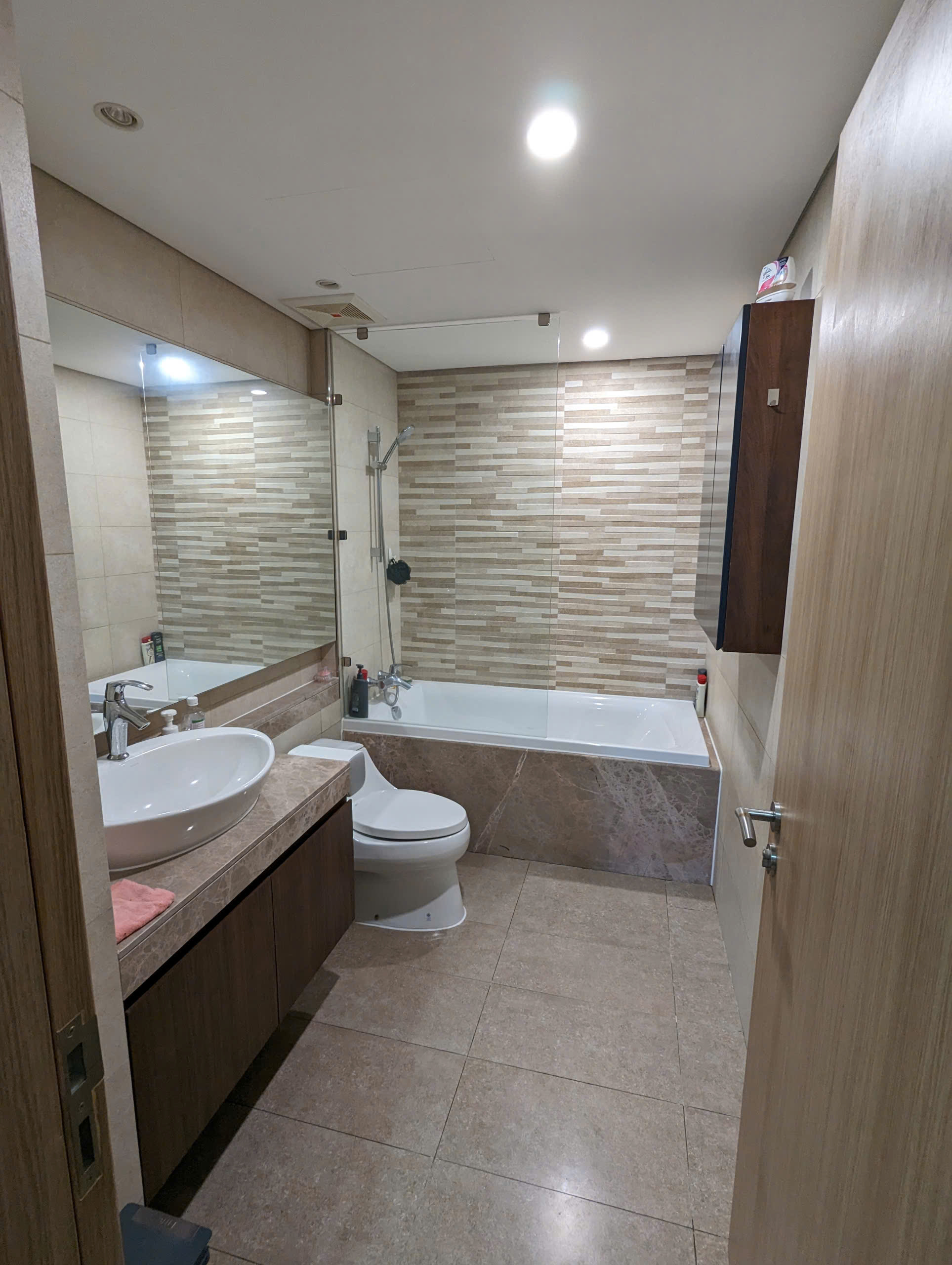 Bán căn hộ Urbanhill, phú mỹ hưng. DIện tích: 79m, 2 phòng ngủ, 2wc. Nội thất đầy đủ, cao cấp. Gía chỉ 8.7 tỷ ( thương lượng). Anh chị xem nhà liên hệ: hotline Ngọc Thư - 10342