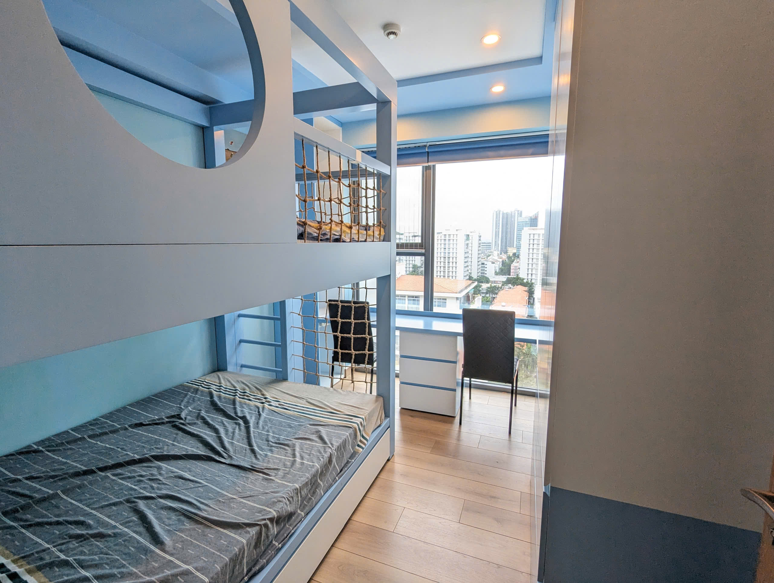 Bán căn hộ Urbanhill, phú mỹ hưng. DIện tích: 79m, 2 phòng ngủ, 2wc. Nội thất đầy đủ, cao cấp. Gía chỉ 8.7 tỷ ( thương lượng). Anh chị xem nhà liên hệ: hotline Ngọc Thư - 10341