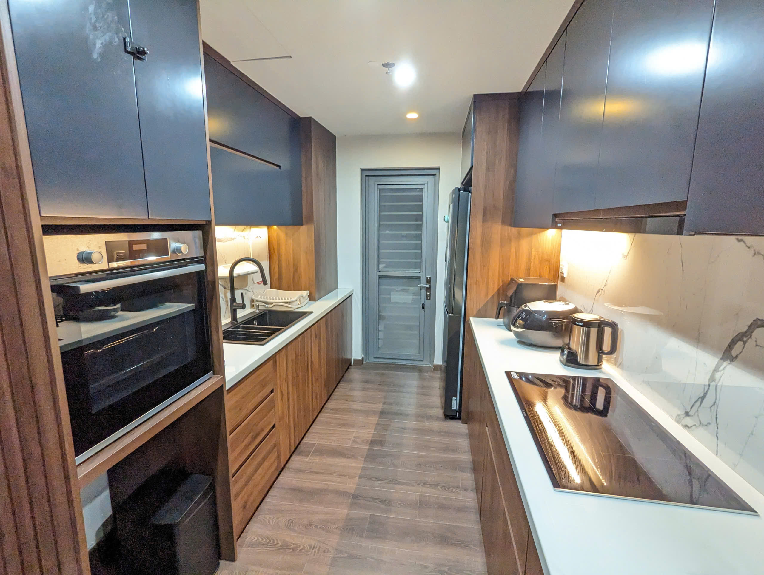 Bán căn hộ Urbanhill, phú mỹ hưng. DIện tích: 79m, 2 phòng ngủ, 2wc. Nội thất đầy đủ, cao cấp. Gía chỉ 8.7 tỷ ( thương lượng). Anh chị xem nhà liên hệ: hotline Ngọc Thư - 10338