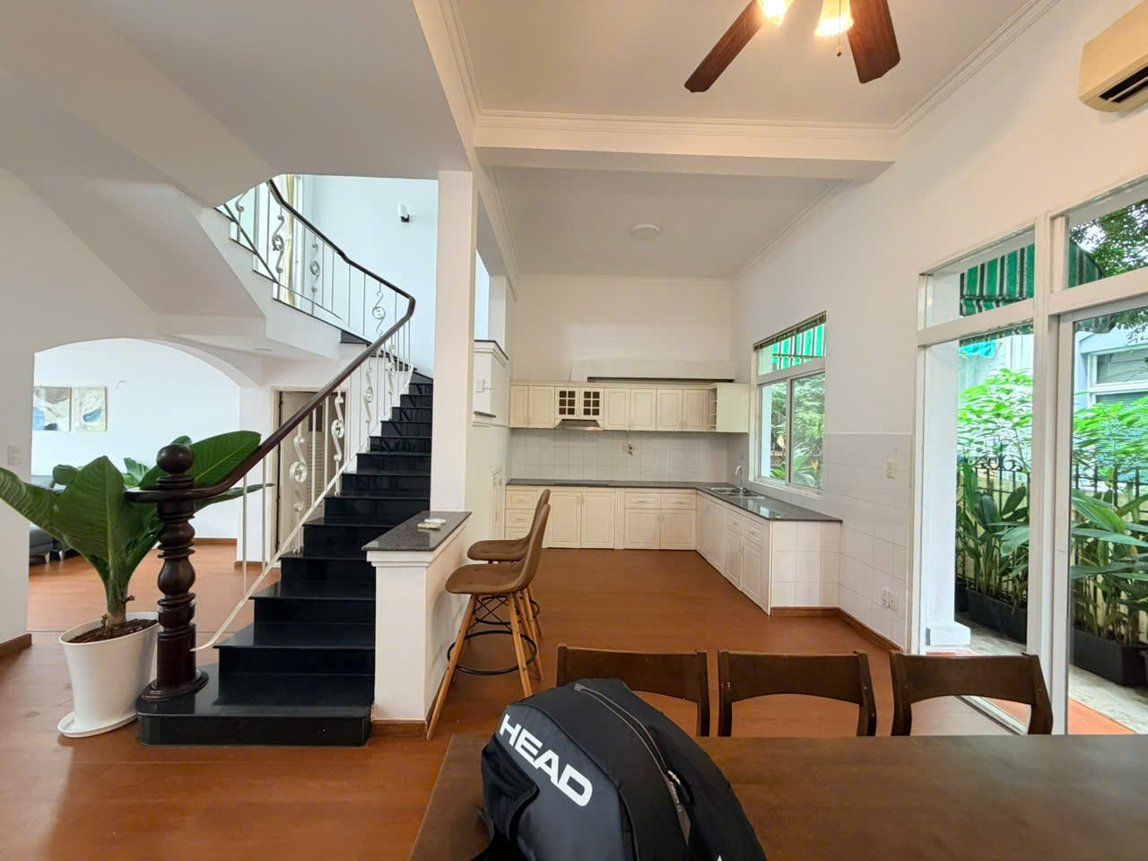 BÁN BIỆT THỰ LIỀN KỀ KHU COMPOUND HƯNG THÁI 2. PHÚ MỸ HƯNG. QUẬN 7. TỔNG DTSD: 185M2. XD: TRỆT- 2 LẦU. GIÁ BÁN TỐT NHẤT KHU VỰC PMH HIỆN TẠI. LIÊN HỆ XEM NHÀ: EM THÀNH LUÂN. XIN CẢM ƠN - 10403