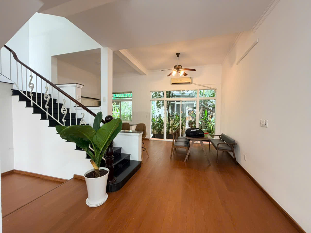 BÁN BIỆT THỰ LIỀN KỀ KHU COMPOUND HƯNG THÁI 2. PHÚ MỸ HƯNG. QUẬN 7. TỔNG DTSD: 185M2. XD: TRỆT- 2 LẦU. GIÁ BÁN TỐT NHẤT KHU VỰC PMH HIỆN TẠI. LIÊN HỆ XEM NHÀ: EM THÀNH LUÂN. XIN CẢM ƠN - 10401