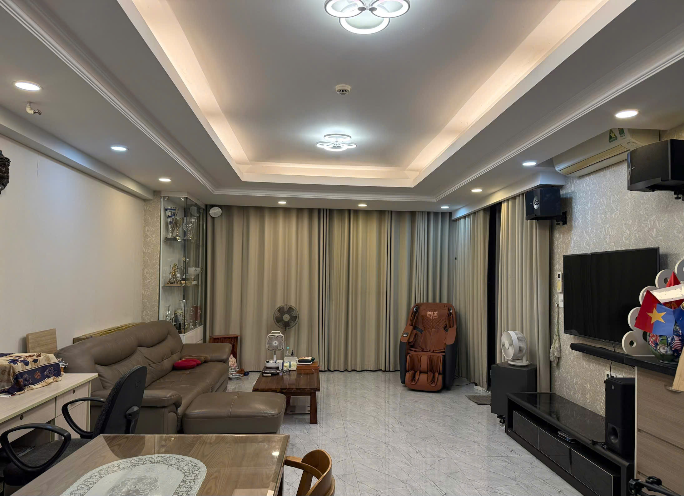 Bán gấp căn hộ Green Valley, phú mỹ hưng. Diện tích: 128m, 3 phòng ngủ, 2wc. Nội thất cao cấp, Có ô xe hầm, view thoáng.  Giá bán nhanh 11.9 tỷ. Liên hê: hotline Ngọc Thư xem nhà - 10424