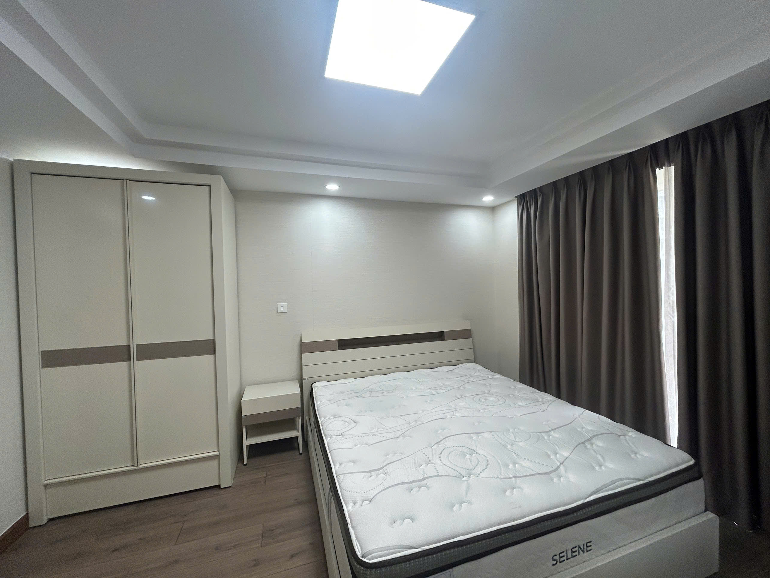 Bán gấp căn hộ River park premier, phú mỹ hưng. Diện tích: 130m, 3 phòng ngủ, 2wc. Nội thất cao cấp, Có ô xe hầm, view thoáng.  Giá bán nhanh 18.5 tỷ. Liên hê: hotline Ngọc Thư xem nhà - 10431