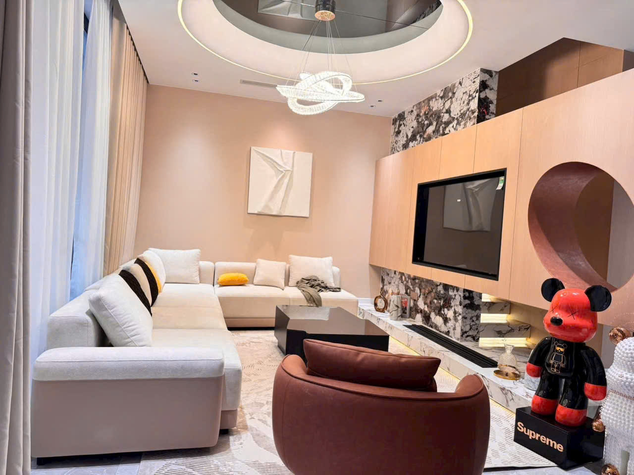 Bán biệt thự mới xây Mỹ Giang, phú mỹ hưng. Diện tích: 11.5x18m. Trệt, 2 lầu, sân thượng. Thiết kế 4 phòng ngủ, sân vườn. Nội thất cao cấp, có thang máy. Gía chỉ 85 tỷ. Liên hê: hotline Ngọc Thư xem nhà - 10448