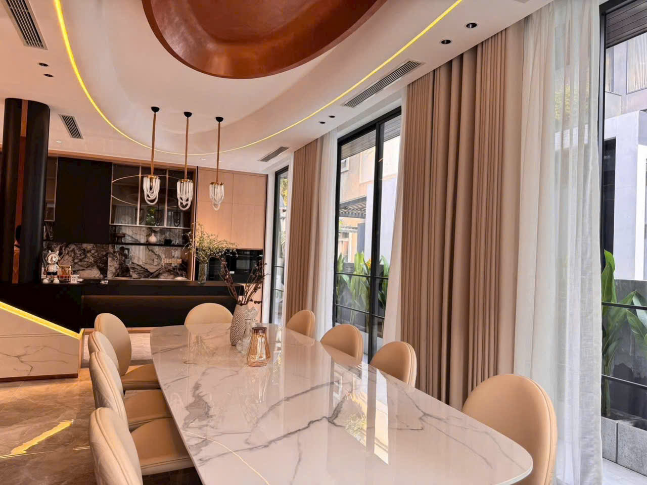 Bán biệt thự mới xây Mỹ Giang, phú mỹ hưng. Diện tích: 11.5x18m. Trệt, 2 lầu, sân thượng. Thiết kế 4 phòng ngủ, sân vườn. Nội thất cao cấp, có thang máy. Gía chỉ 85 tỷ. Liên hê: hotline Ngọc Thư xem nhà - 10449