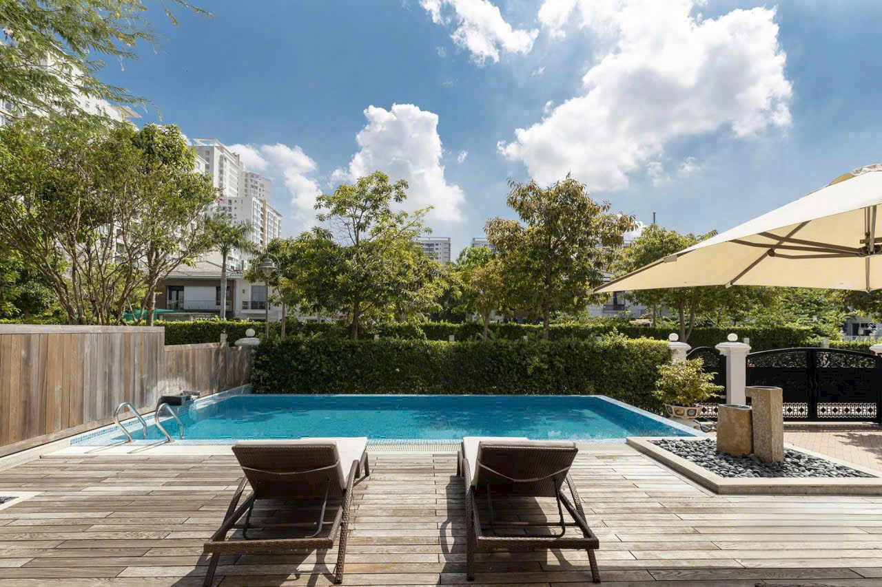 BIỆT THỰ ĐƠN LẬP CHATEAU – PHÚ MỸ HƯNG . Siêu phẩm giới hạn – chuẩn sống thượng lưu bậc nhất Sài Gòn. Tọa lạc tại Chateau Phú Mỹ Hưng Khu compound khép kín – được xem là an ninh & riêng tư hàng đầu TP.HCM. Thông tin chi tiết: • Diện tích đất: 580m² • Kết cấu: Hầm – Trệt – 2 Lầu – Áp mái • Thiết kế: 5 phòng ngủ rộng • Nội thất: Đầy đủ – dọn vào ở ngay • Tiện ích riêng: Phòng xông hơi, hồ bơi biệt lập – không gian nghỉ dưỡng tại gia. Chuẩn sống Chateau: Cộng đồng tinh hoa – doanh nhân, chuyên gia cao cấp . Không gian xanh, yên tĩnh tuyệt đối . Bảo vệ nhiều lớp – riêng tư gần như tuyệt đối —Giá bán 320 tỷ —Giá thuê: 12.000 USD /tháng. Liên hệ: Em Thành Luân (call/zalo..) - 10497