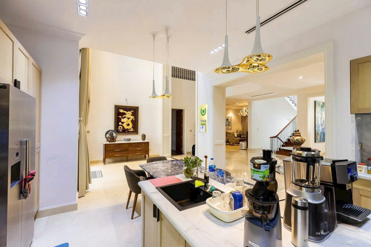 BIỆT THỰ ĐƠN LẬP CHATEAU – PHÚ MỸ HƯNG . Siêu phẩm giới hạn – chuẩn sống thượng lưu bậc nhất Sài Gòn. Tọa lạc tại Chateau Phú Mỹ Hưng Khu compound khép kín – được xem là an ninh & riêng tư hàng đầu TP.HCM. Thông tin chi tiết: • Diện tích đất: 580m² • Kết cấu: Hầm – Trệt – 2 Lầu – Áp mái • Thiết kế: 5 phòng ngủ rộng • Nội thất: Đầy đủ – dọn vào ở ngay • Tiện ích riêng: Phòng xông hơi, hồ bơi biệt lập – không gian nghỉ dưỡng tại gia. Chuẩn sống Chateau: Cộng đồng tinh hoa – doanh nhân, chuyên gia cao cấp . Không gian xanh, yên tĩnh tuyệt đối . Bảo vệ nhiều lớp – riêng tư gần như tuyệt đối —Giá bán 320 tỷ —Giá thuê: 12.000 USD /tháng. Liên hệ: Em Thành Luân (call/zalo..) - 10500