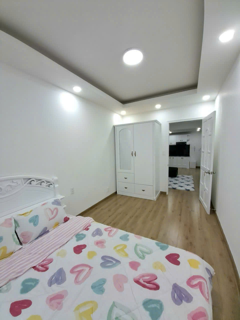 Cần bán căn hộ Hưng Vượng 2, phú mỹ hưng. Căn hộ được thiết kế 2 phòng ngủ, 2wc với diện tích 76m. Nội thất đầy đủ, tiện nghi. Đang cho thuê dài hạn, sổ hồng. Gía chỉ: 4 tỷ 650. LH: hotline Ngọc Thư hẹn xem nhà - 10529