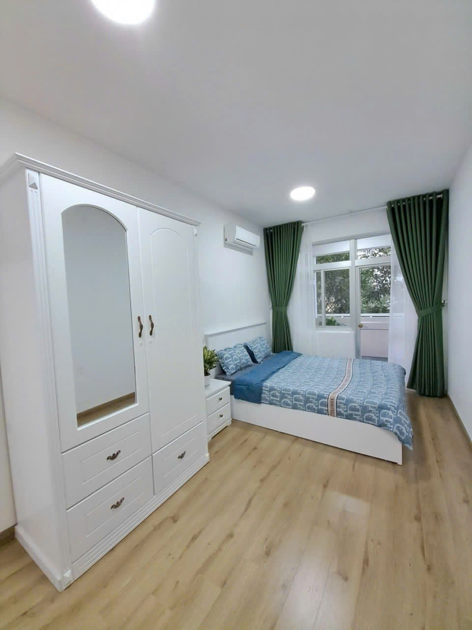Cần bán căn hộ Hưng Vượng 2, phú mỹ hưng. Căn hộ được thiết kế 2 phòng ngủ, 2wc với diện tích 76m. Nội thất đầy đủ, tiện nghi. Đang cho thuê dài hạn, sổ hồng. Gía chỉ: 4 tỷ 650. LH: hotline Ngọc Thư hẹn xem nhà - 10531