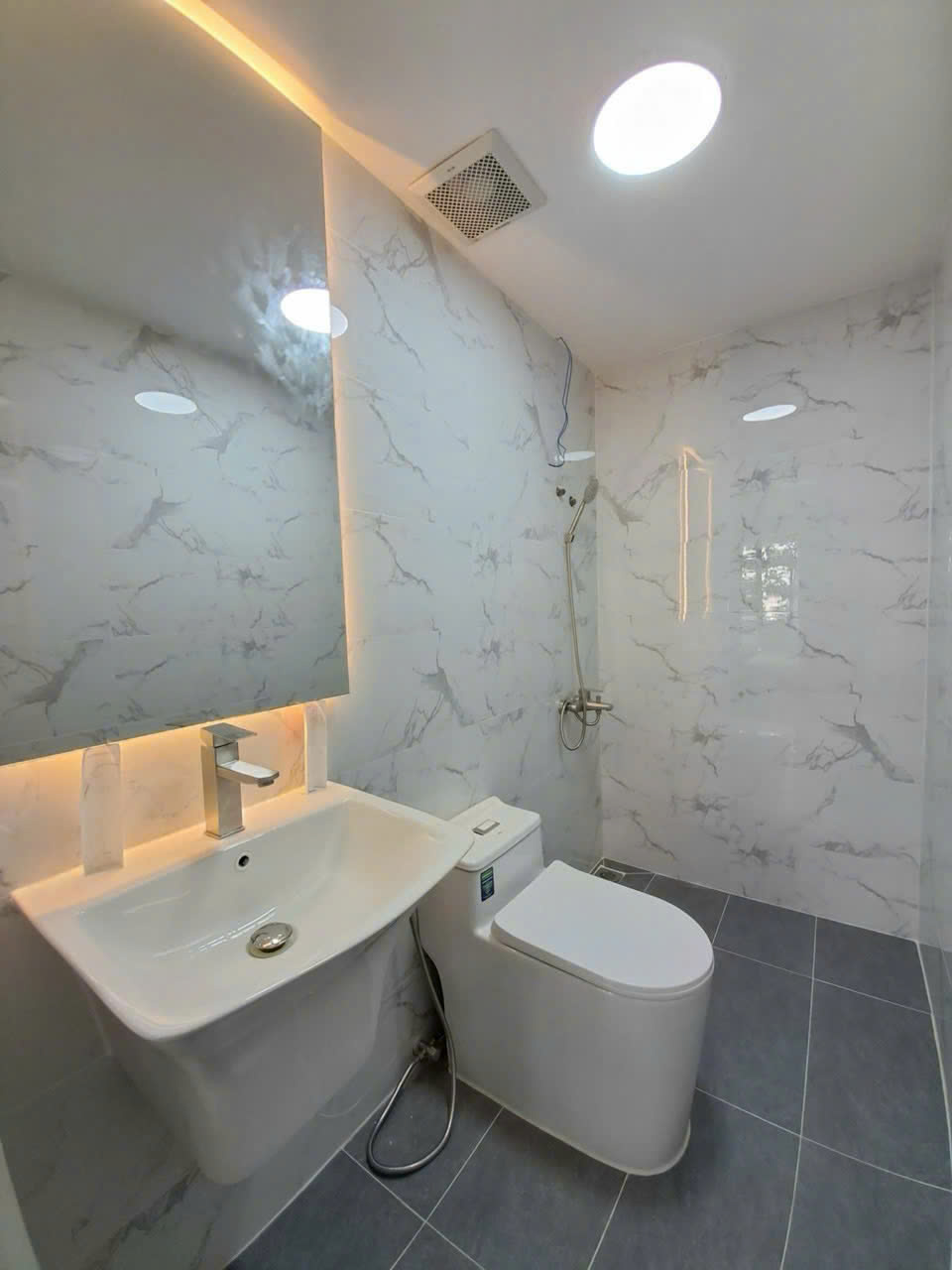 Cần bán căn hộ Hưng Vượng 2, phú mỹ hưng. Căn hộ được thiết kế 2 phòng ngủ, 2wc với diện tích 76m. Nội thất đầy đủ, tiện nghi. Đang cho thuê dài hạn, sổ hồng. Gía chỉ: 4 tỷ 650. LH: hotline Ngọc Thư hẹn xem nhà - 10534