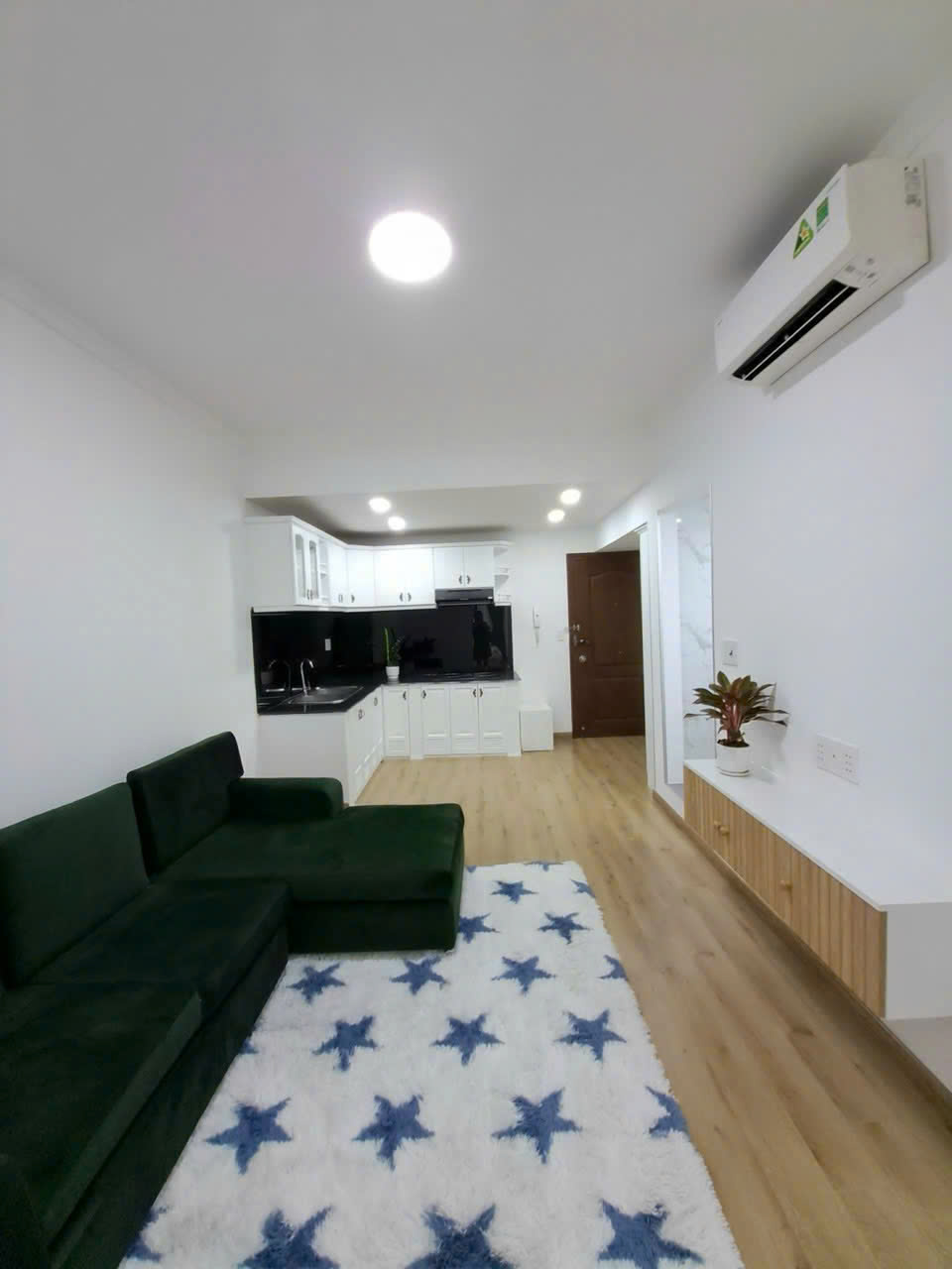 Cần bán căn hộ Hưng Vượng 2, phú mỹ hưng. Căn hộ được thiết kế 2 phòng ngủ, 2wc với diện tích 76m. Nội thất đầy đủ, tiện nghi. Đang cho thuê dài hạn, sổ hồng. Gía chỉ: 4 tỷ 650. LH: hotline Ngọc Thư hẹn xem nhà - 10530