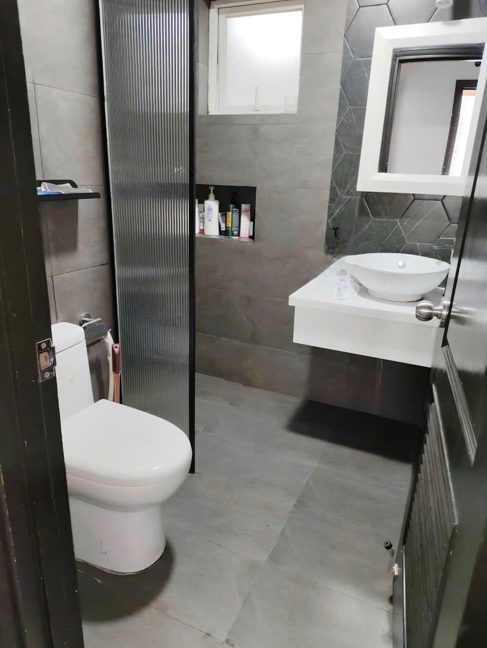 Bán căn hộ cao cấp Grandview, phú mỹ hưng, quận 7. Diện tích: 119m, 3 phòng ngủ, nội thất cao cấp. Nhà đang cho thuê, view thoáng mát. Gía chỉ 12 tỷ. Anh chị xem nhà liên hệ: hotline Ngọc Thư - 10572