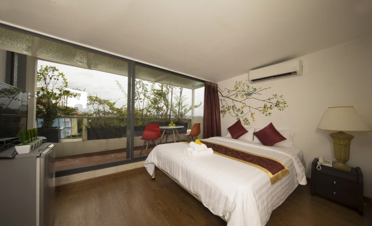 Bán nhà phố kinh doanh căn hộ dịch vụ Nam Thông, phú mỹ hưng. Diện tích: 6x18.5m, trệt, 4 lầu, thang máy. Thiết kế 10 phòng, 11wc. Nội thất đầy đủ, đang kinh doanh tốt. Cần bán gấp giá 39 tỷ9 tỷ. giấy tờ đầy đủ công chứng ngay. Liên hê: hotline Ngọc Thư xem nhà - 10576