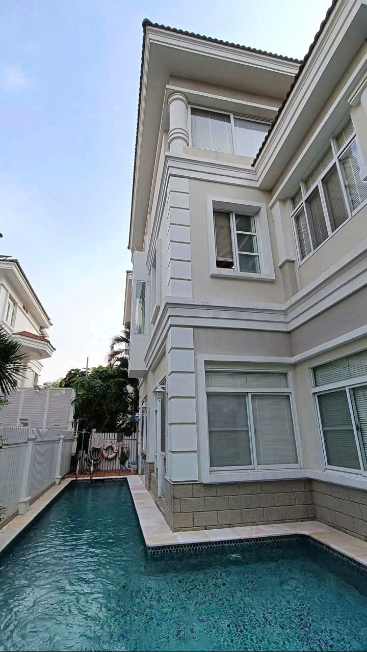 Bán biệt thự đơn lập Mỹ Văn 2, phú mỹ hưng, quận 7. Diện tích: 288m, 5 phòng ngủ, hồ bơi, nội thất đầy đủ, sổ hồng. Gía bán nhanh chỉ 86 tỷ. LH: hotline Ngọc Thư xem nhà - 10601